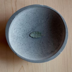 Handgefertigte Schale aus Gussbeton in Grau von UMÉ Studio