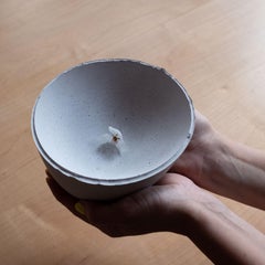 Handgefertigte Schale aus Gussbeton in Grau von UMÉ Studio