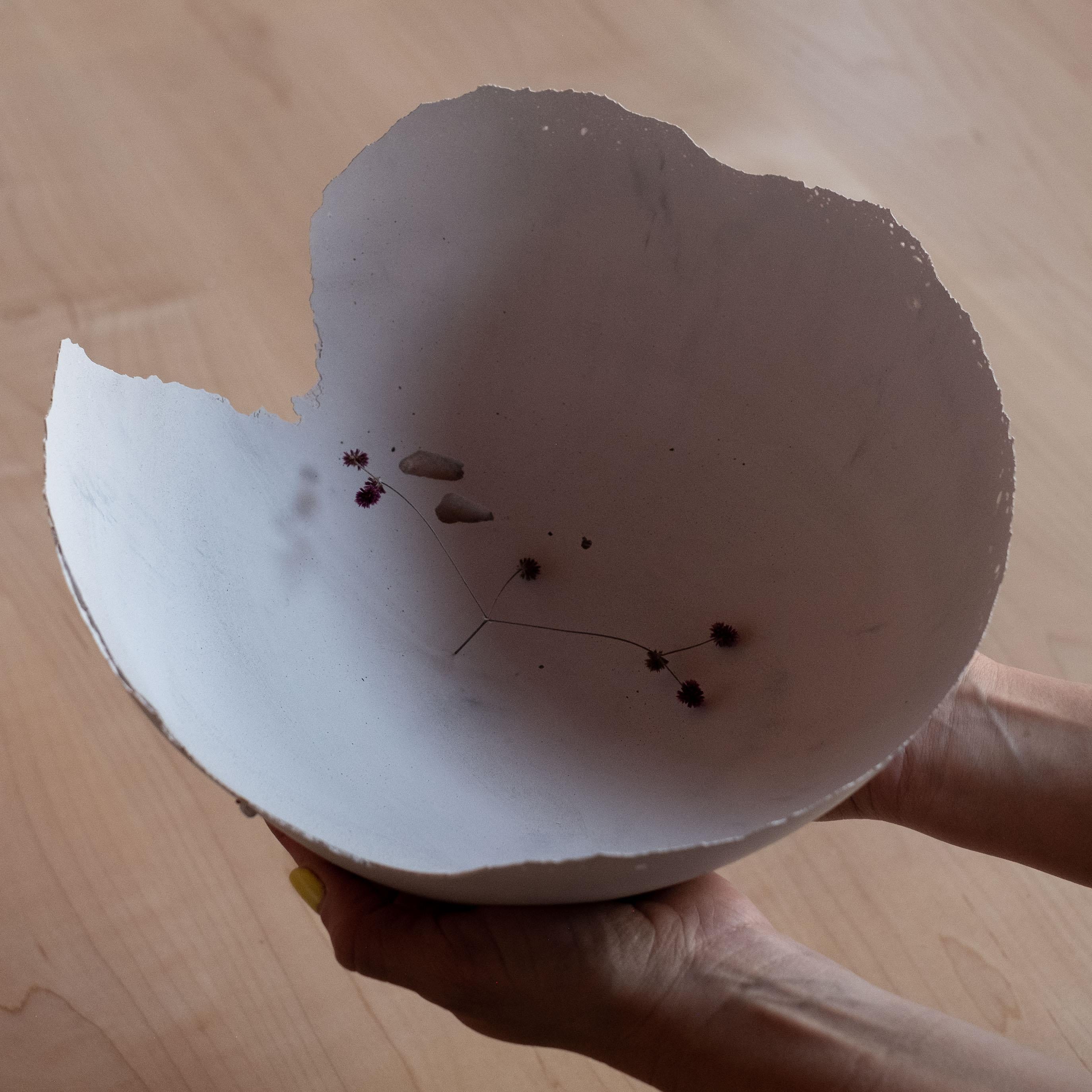 Die Serie Concrete von UMÉ Studio, die in einer Auflage von 150 Exemplaren hergestellt wird, bringt die Spannung zwischen dem schweren Beton und seinem zarten Rand zum Ausdruck, der durch das Gießen von Hand entsteht. Während man annimmt, dass Beton