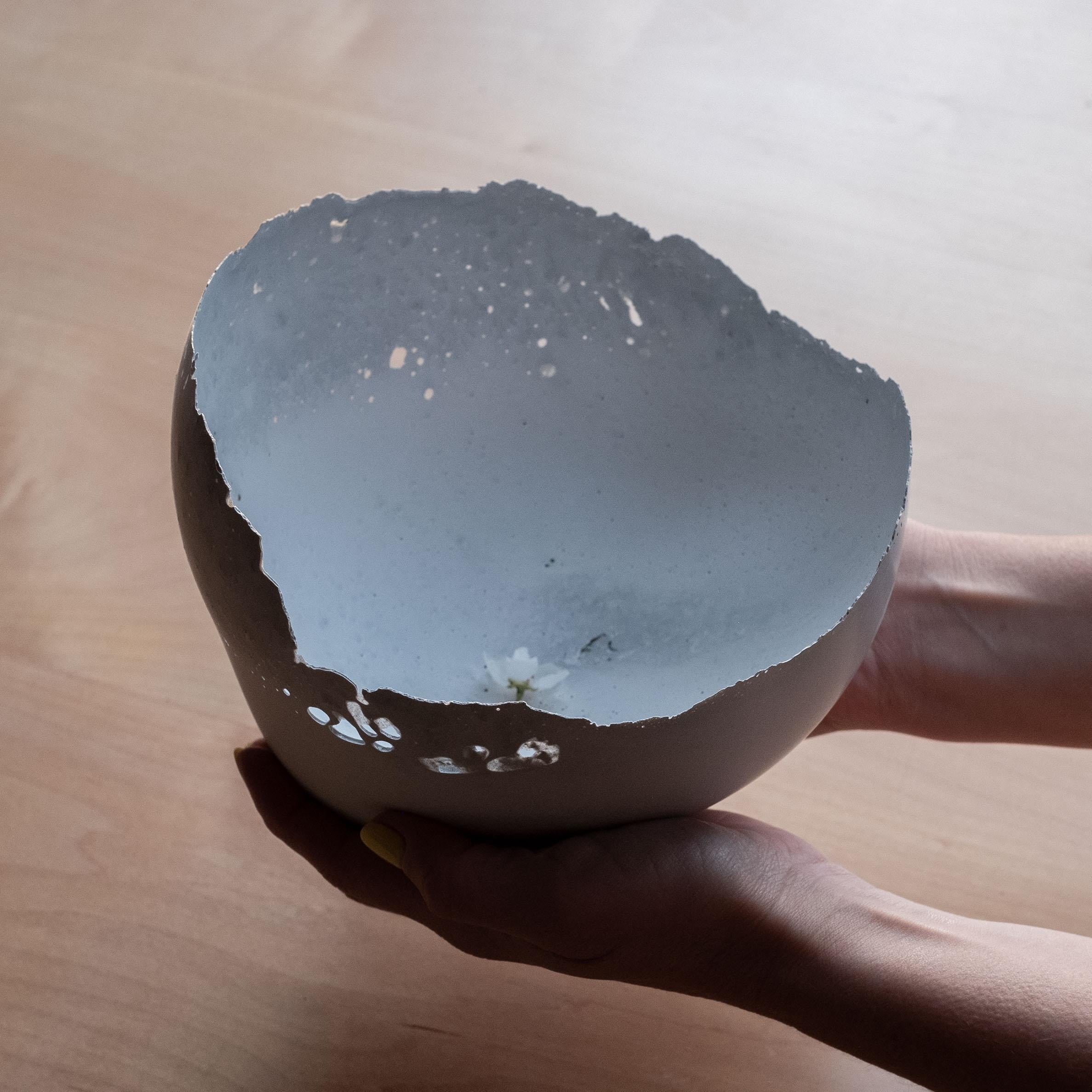 Die Serie Concrete von UMÉ Studio, die in einer Auflage von 150 Exemplaren hergestellt wird, bringt die Spannung zwischen dem schweren Beton und seinem zarten Rand zum Ausdruck, der durch das Gießen von Hand entsteht. Während man annimmt, dass Beton