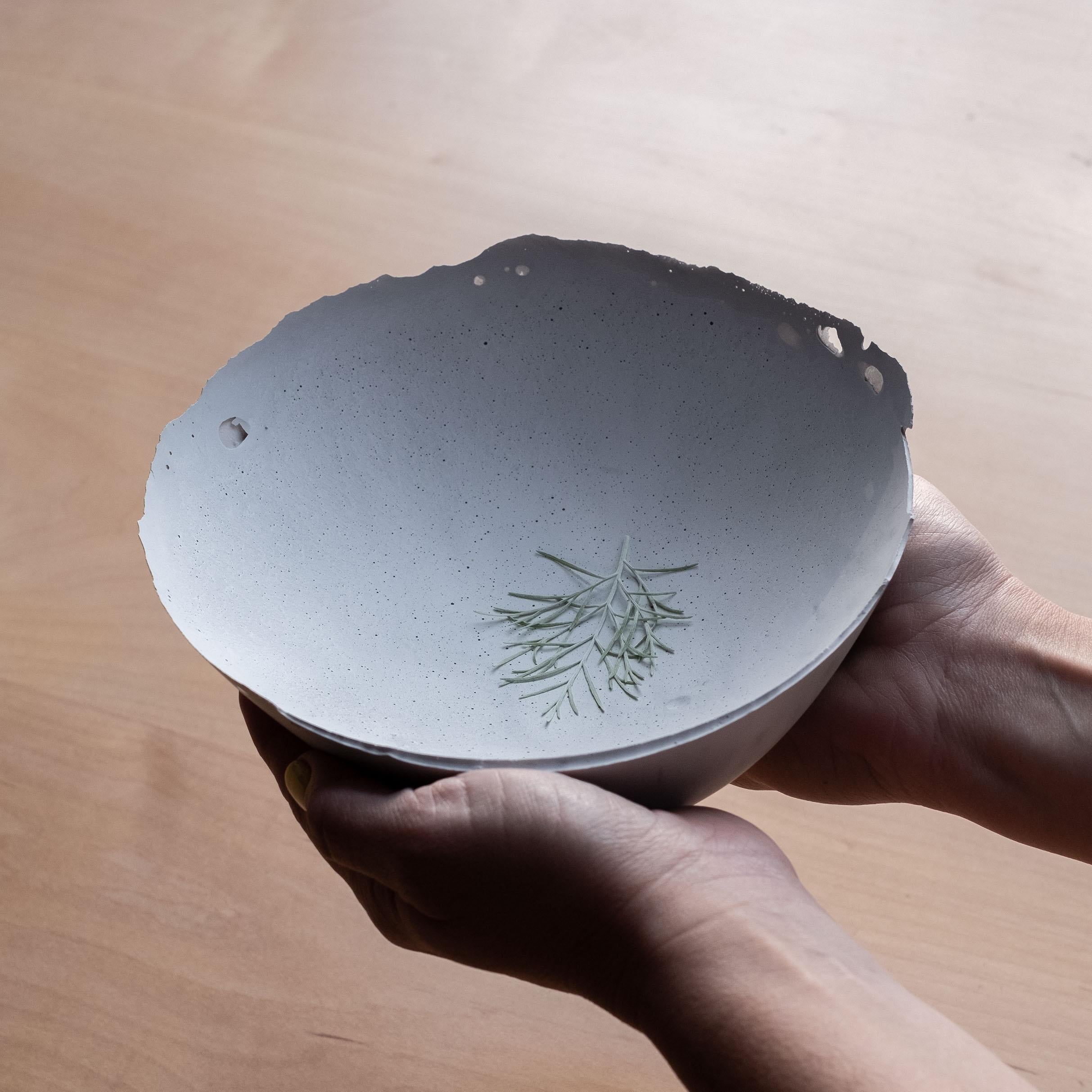 Edición de 150 cuencos únicos, la Serie de hormigón de UMÉ Studio expresa la tensión entre el pesado hormigón y su delicado borde generado por el vertido manual. Aunque se supone que el hormigón debe ser fuerte y duradero, en el fondo es frágil.
