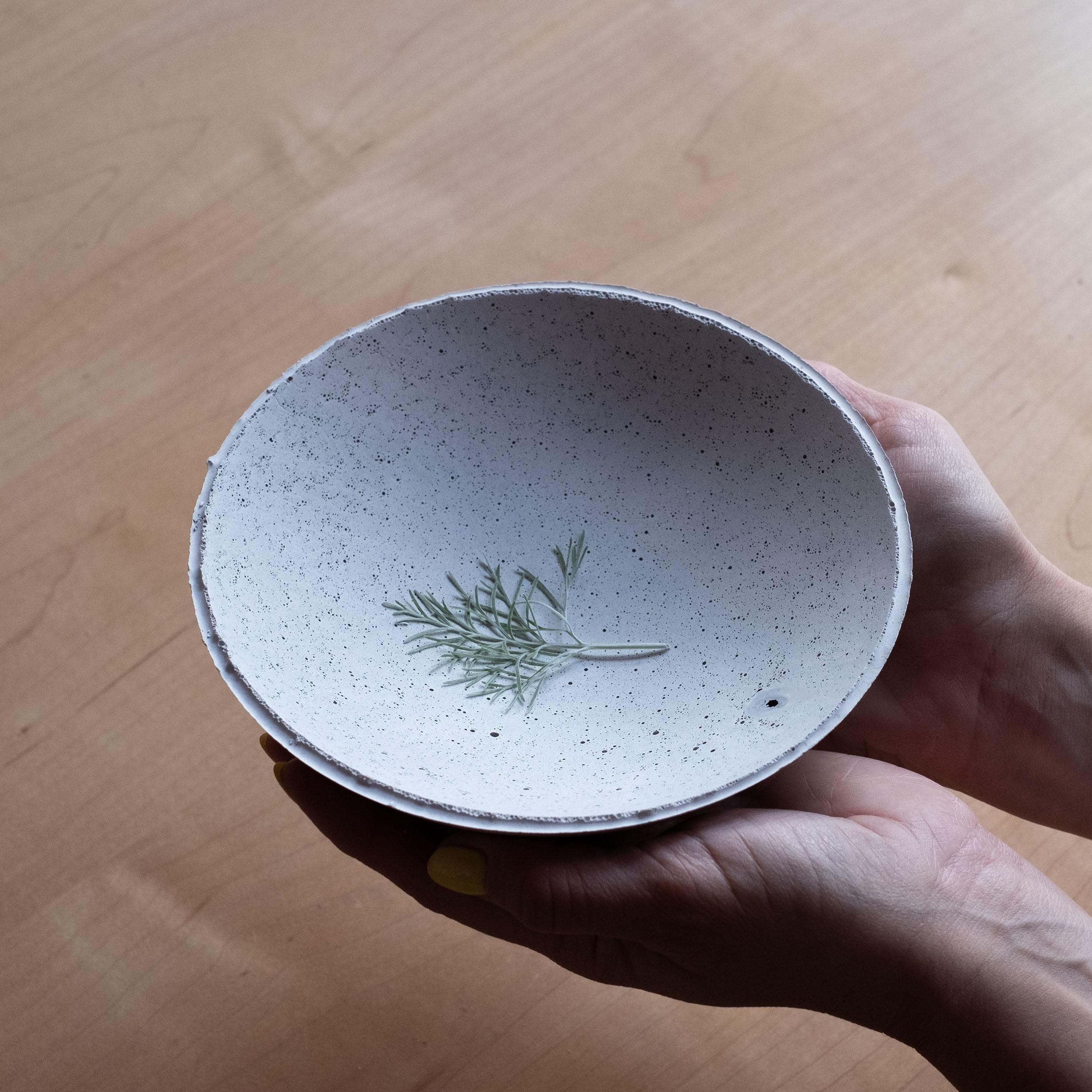 Edición de 150 cuencos únicos, la Serie de hormigón de UMÉ Studio expresa la tensión entre el pesado hormigón y su delicado borde generado por el vertido manual. Aunque se supone que el hormigón debe ser fuerte y duradero, en el fondo es frágil.
