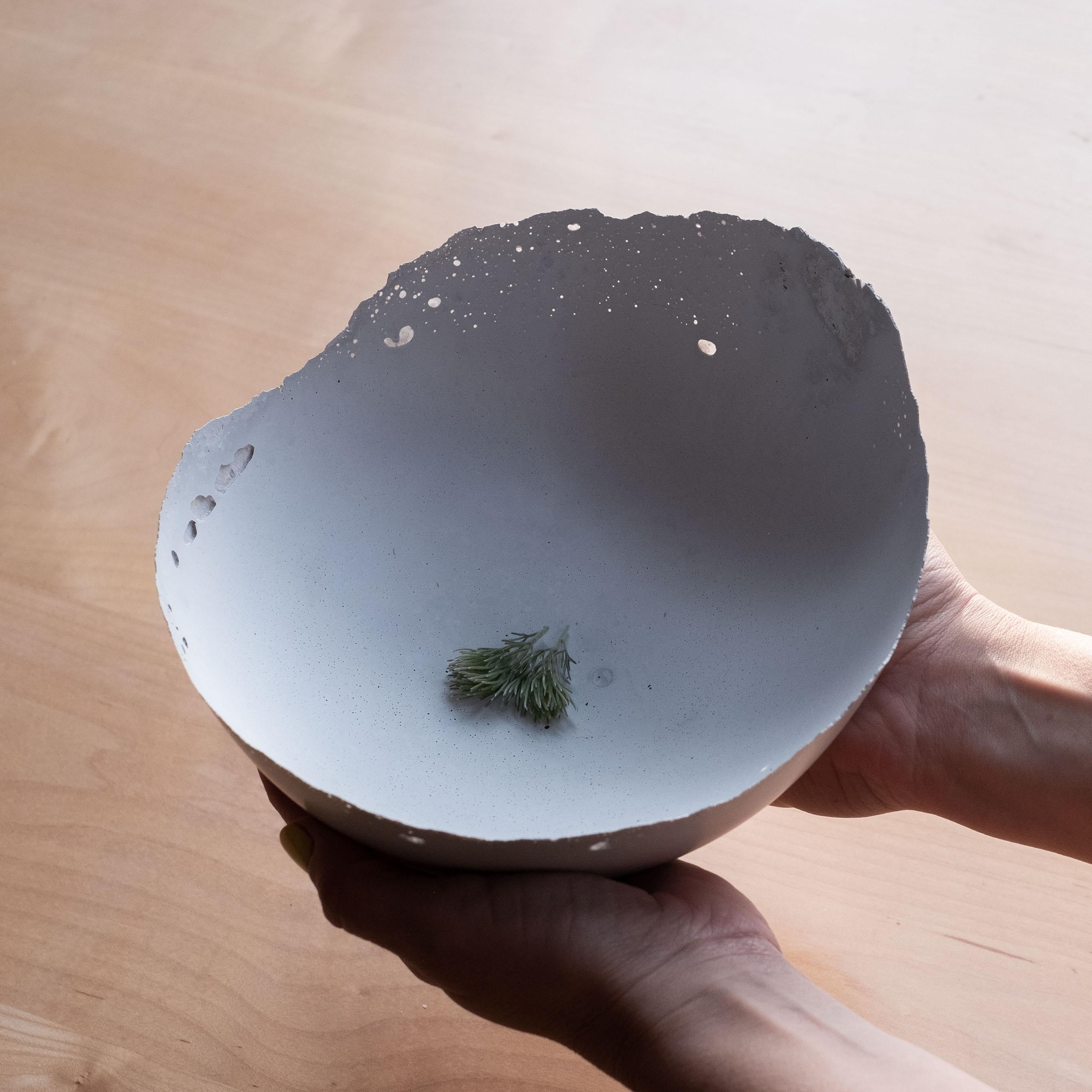 Un'edizione di 150 ciotole uniche, la Serie concrete di UMÉ Studio esprime la tensione tra il cemento pesante e il suo bordo delicato generato dalla colata a mano. Sebbene si pensi che il calcestruzzo debba essere forte e duraturo, in realtà è