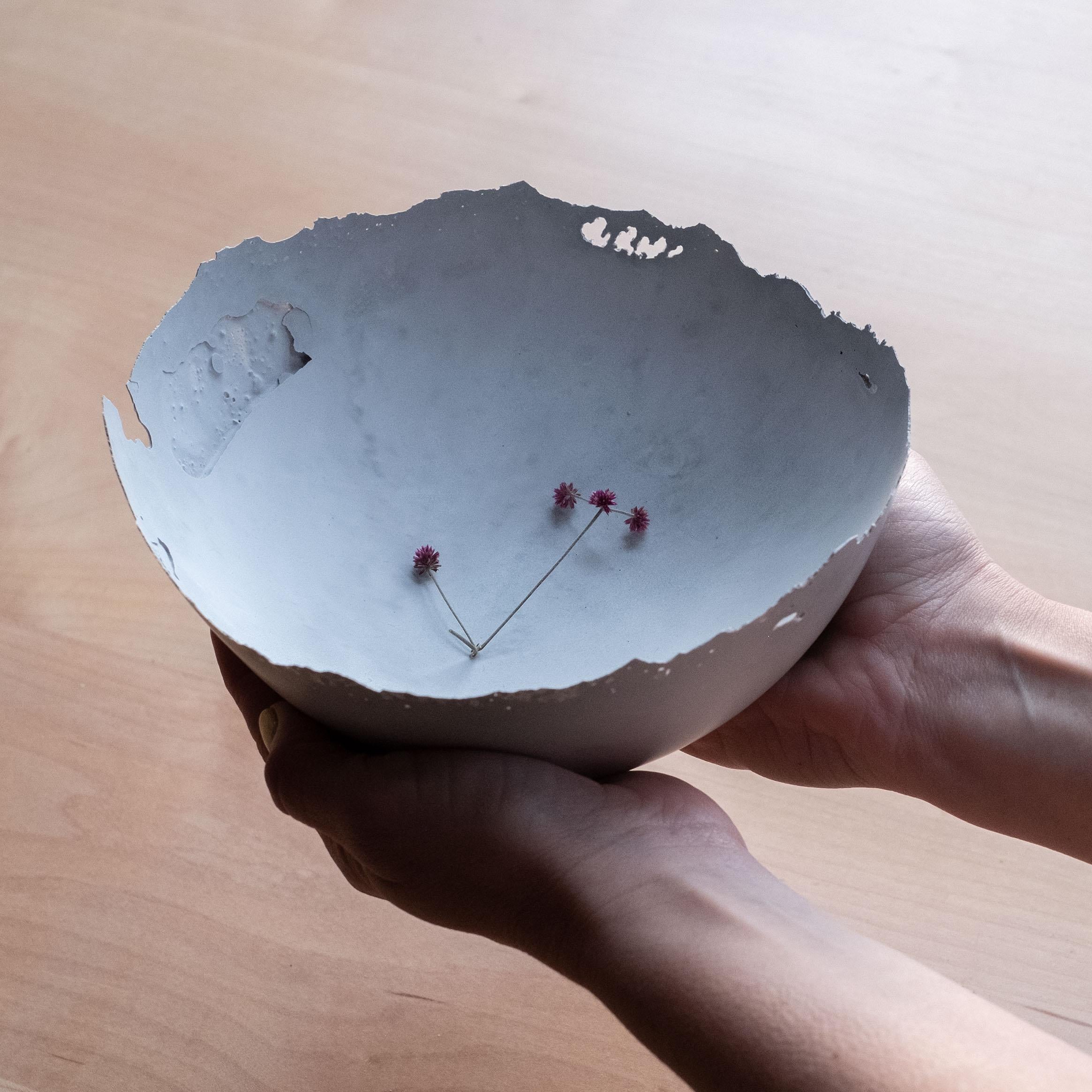 Une édition de 150 bols uniques, la Série béton d'UMÉ Studio exprime la tension entre le béton lourd et son arête délicate générée par le coulage à la main. Alors que l'on suppose que le béton devrait être solide et durable, il est, au fond,
