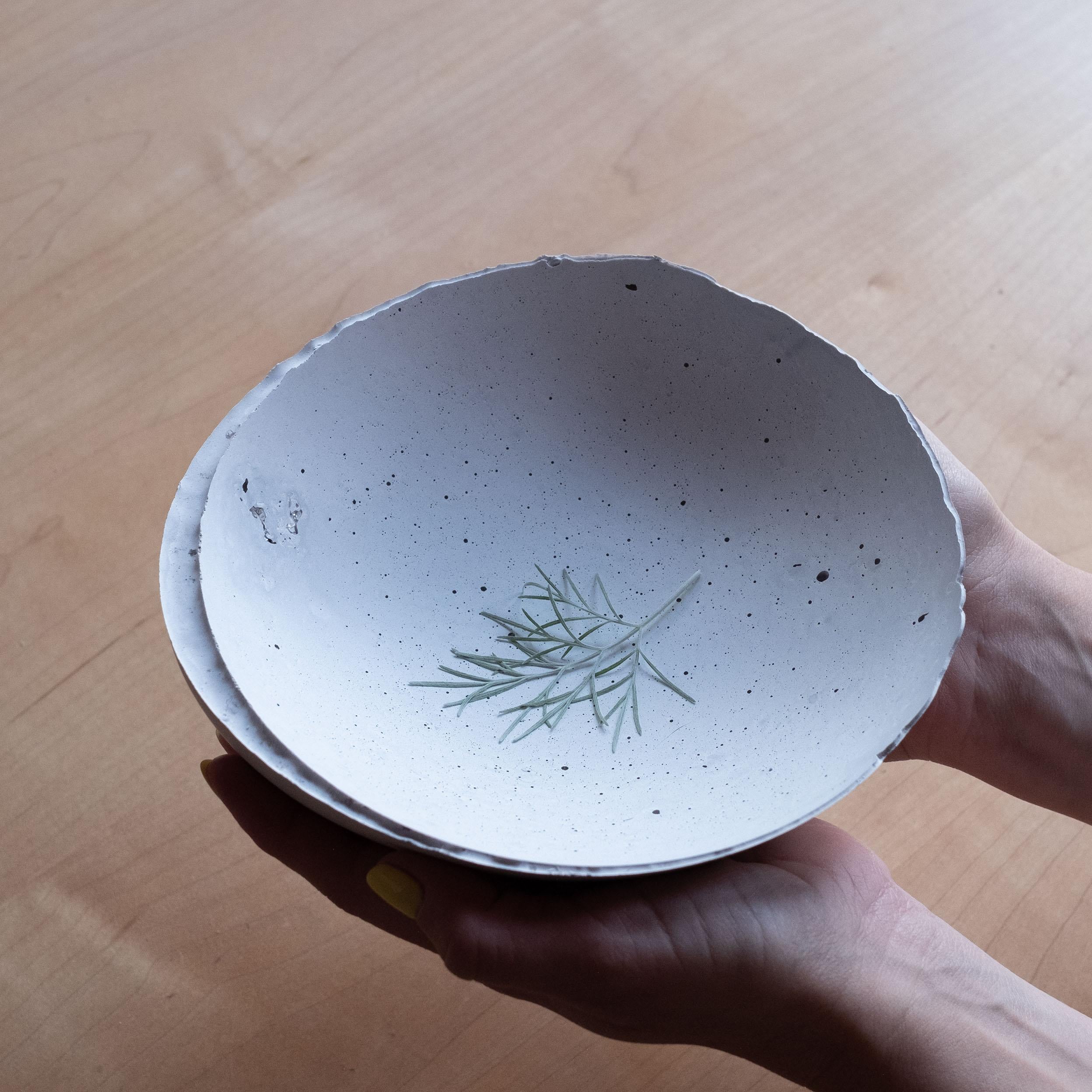 Une édition de 150 bols uniques, la Série béton d'UMÉ Studio exprime la tension entre le béton lourd et son arête délicate générée par le coulage à la main. Alors que l'on suppose que le béton devrait être solide et durable, il est, au fond,