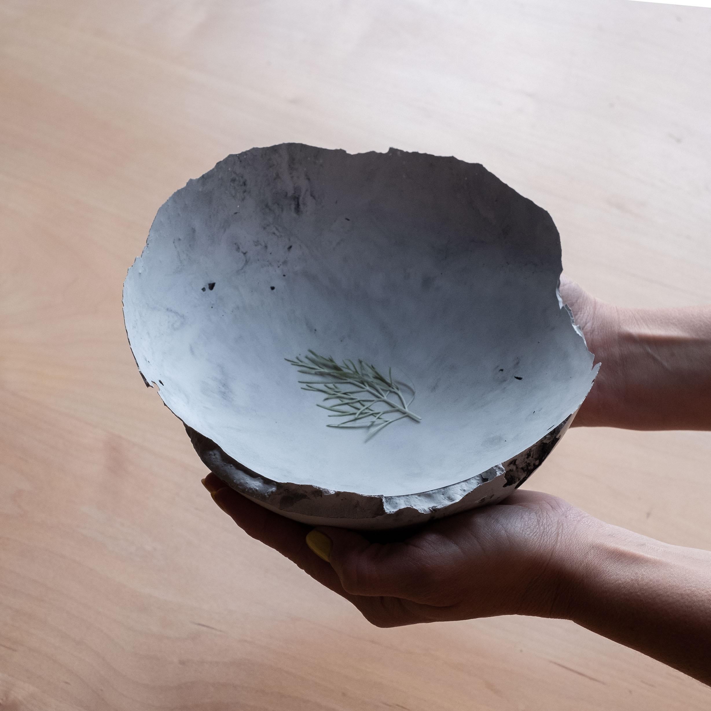 Un'edizione di 150 ciotole uniche, la Serie concrete di UMÉ Studio esprime la tensione tra il cemento pesante e il suo bordo delicato generato dalla colata a mano. Sebbene si pensi che il calcestruzzo debba essere forte e duraturo, in realtà è