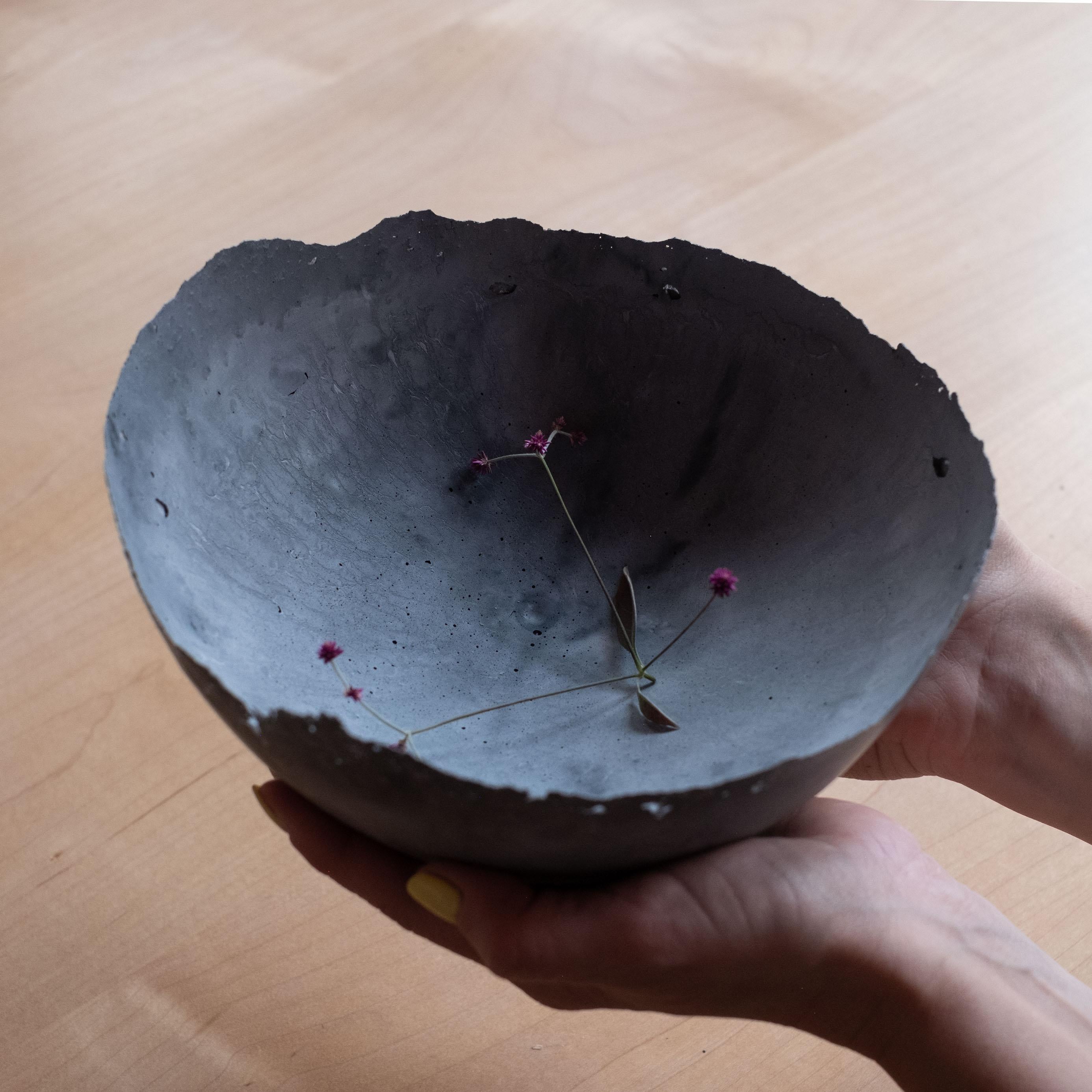 Une édition de 150 bols uniques, la Série béton d'UMÉ Studio exprime la tension entre le béton lourd et son arête délicate générée par le coulage à la main. Alors que l'on suppose que le béton devrait être solide et durable, il est, au fond,