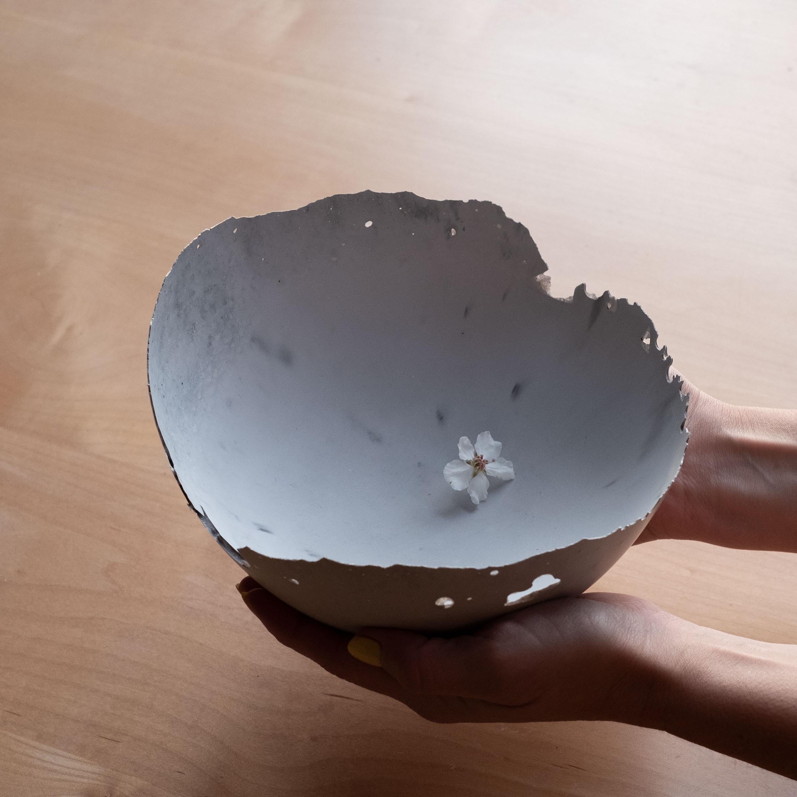 Une édition de 150 bols uniques, la Série béton d'UMÉ Studio exprime la tension entre le béton lourd et son arête délicate générée par le coulage à la main. Alors que l'on suppose que le béton devrait être solide et durable, il est, au fond,