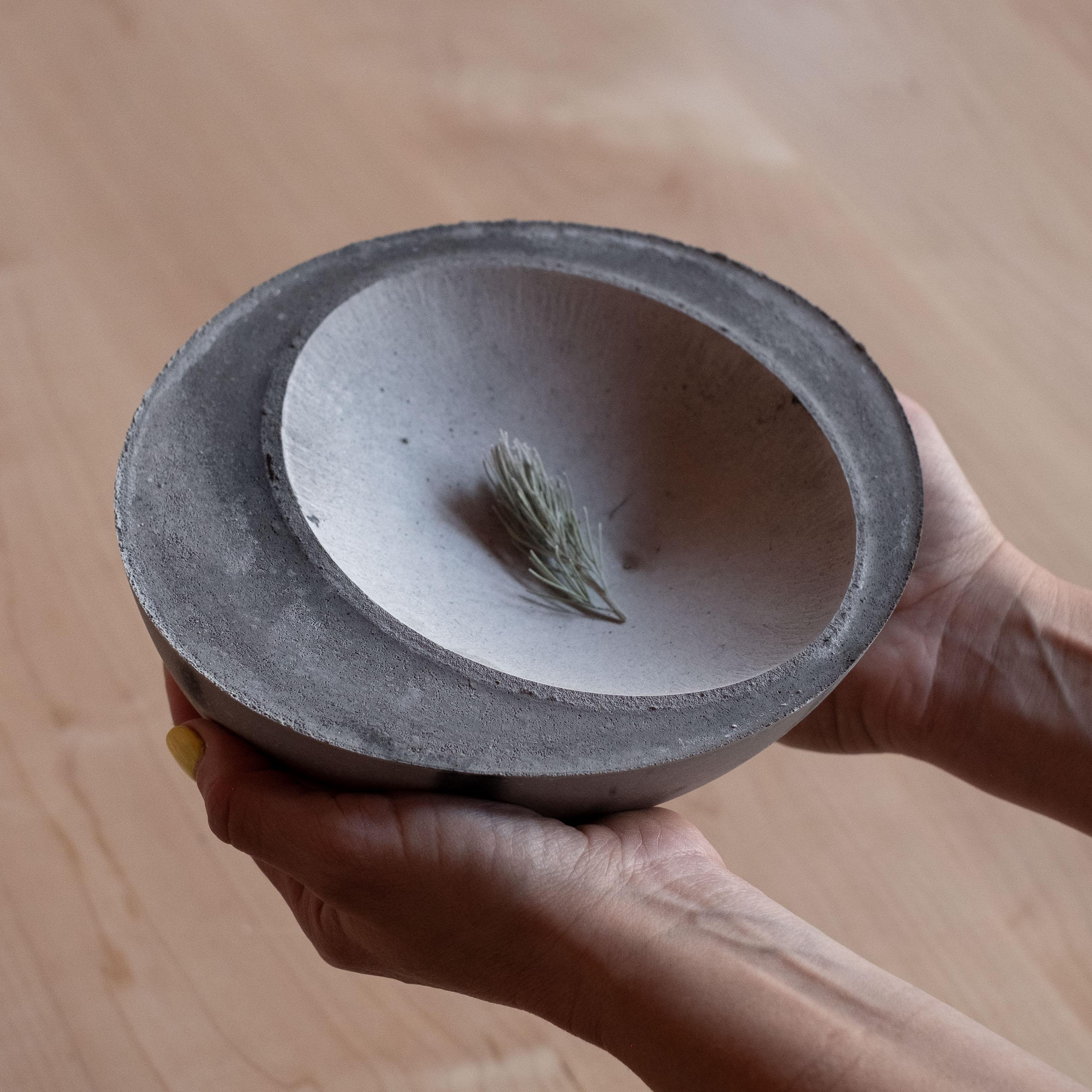 Un'edizione di 150 ciotole uniche, la Serie concrete di UMÉ Studio esprime la tensione tra il cemento pesante e il suo bordo delicato generato dalla colata a mano. Sebbene si pensi che il calcestruzzo debba essere forte e duraturo, in realtà è