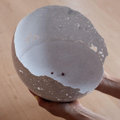 Bol gris en béton moulé à la main par UME Studio