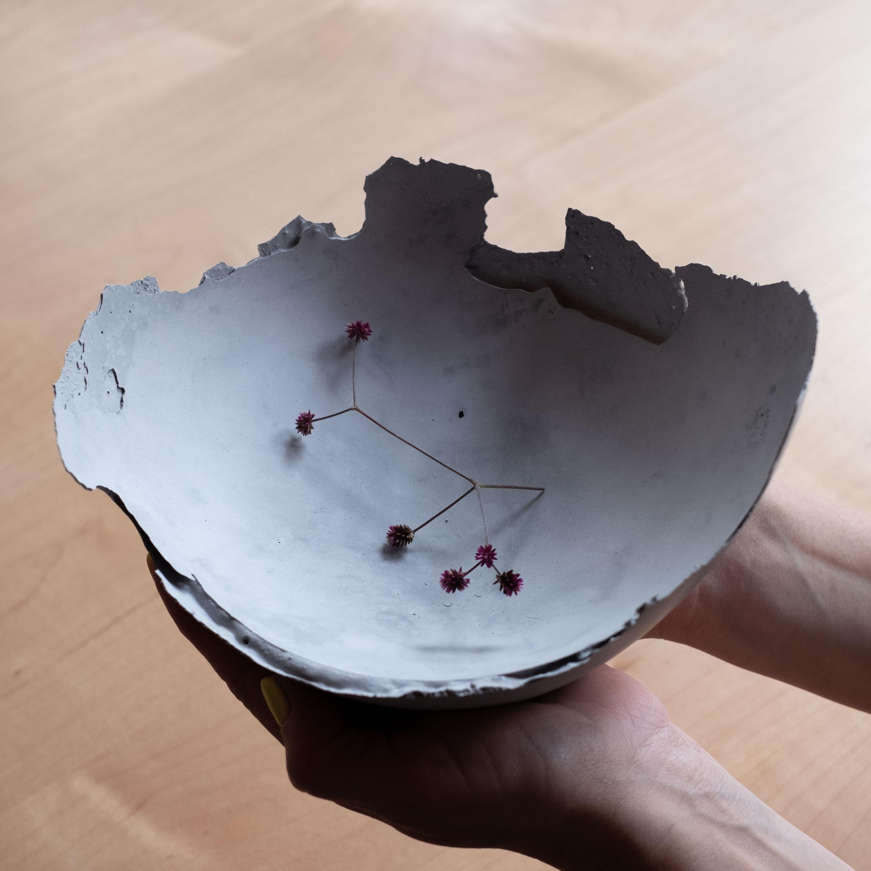 Une édition de 150 bols uniques, la Série béton d'UMÉ Studio exprime la tension entre le béton lourd et son arête délicate générée par le coulage à la main. Alors que l'on suppose que le béton devrait être solide et durable, il est, au fond,