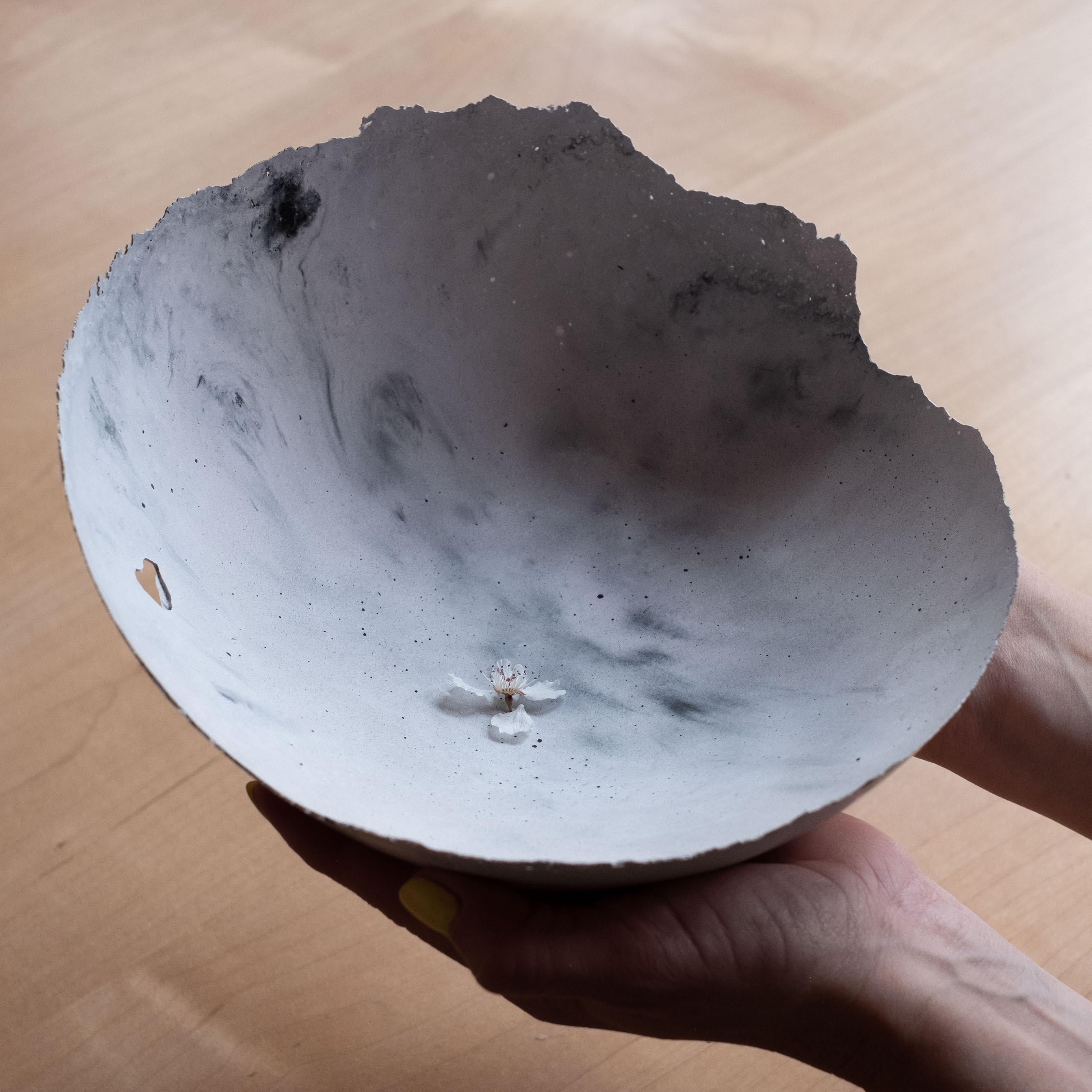 Une édition de 150 bols uniques, la Série béton d'UMÉ Studio exprime la tension entre le béton lourd et son arête délicate générée par le coulage à la main. Alors que l'on suppose que le béton devrait être solide et durable, il est, au fond,