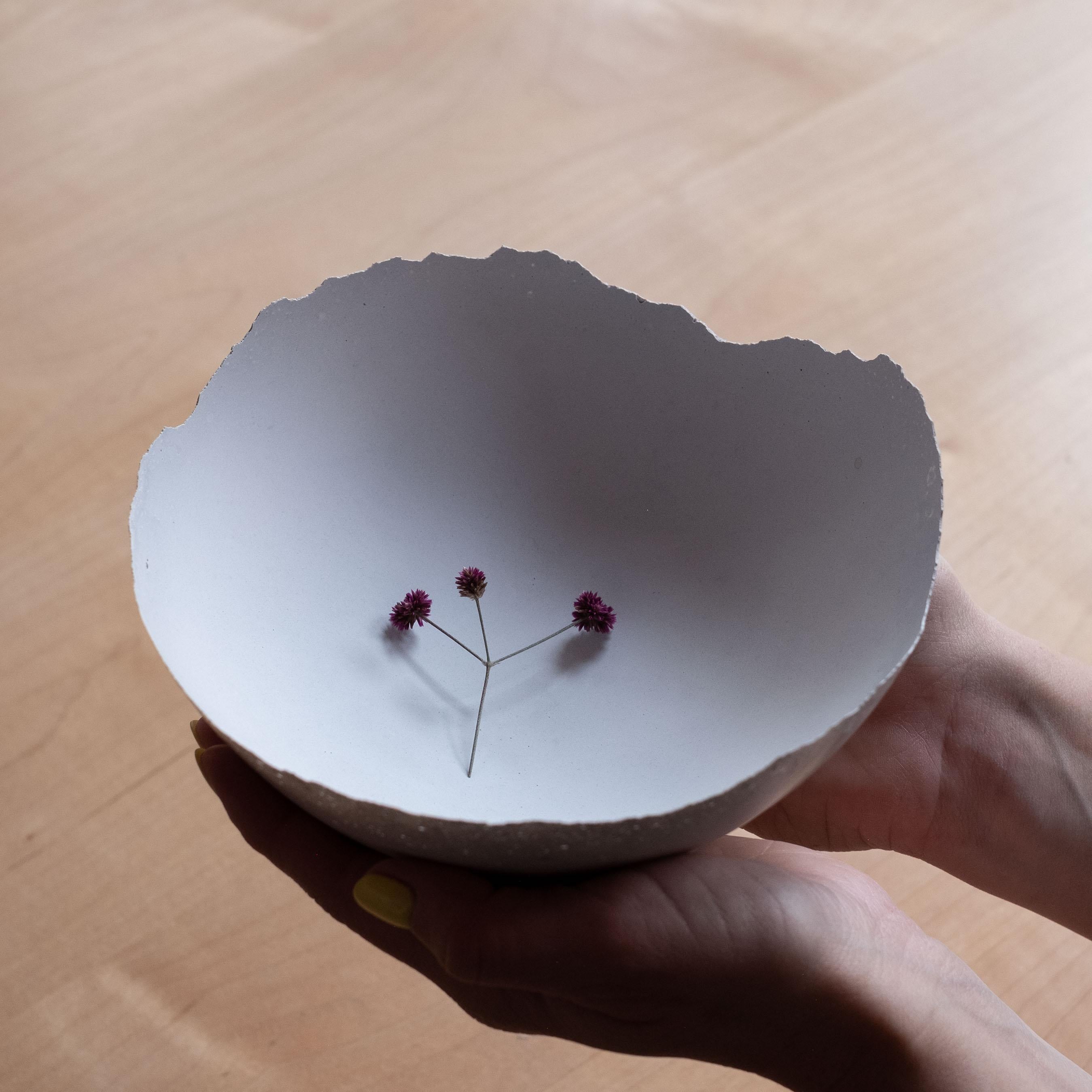 Un'edizione di 150 ciotole uniche, la Serie concrete di UMÉ Studio esprime la tensione tra il cemento pesante e il suo bordo delicato generato dalla colata a mano. Sebbene si pensi che il calcestruzzo debba essere forte e duraturo, in realtà è