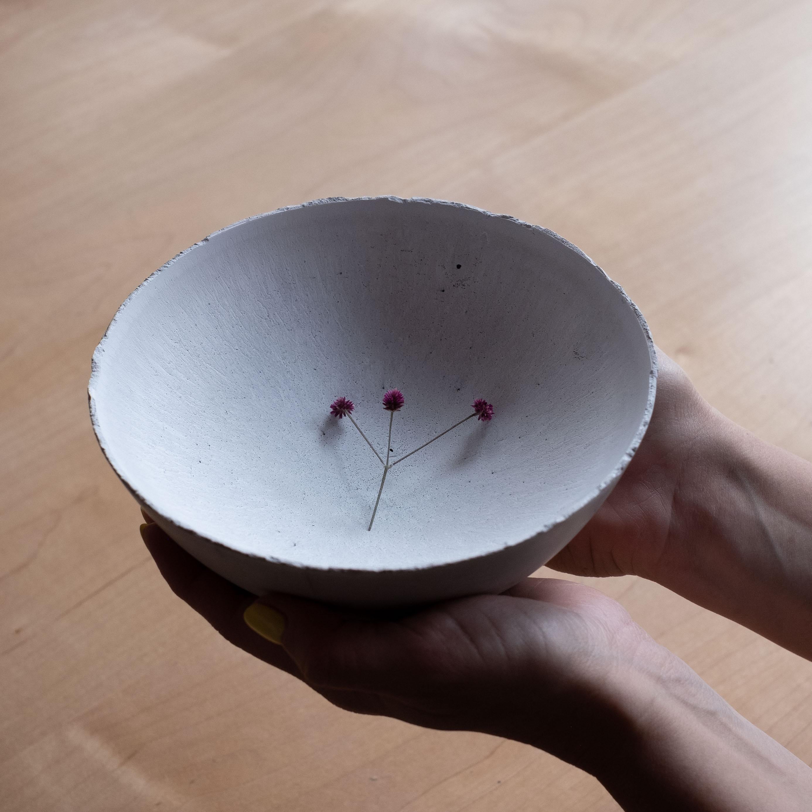 Un'edizione di 150 ciotole uniche, la Serie concrete di UMÉ Studio esprime la tensione tra il cemento pesante e il suo bordo delicato generato dalla colata a mano. Sebbene si pensi che il calcestruzzo debba essere forte e duraturo, in realtà è