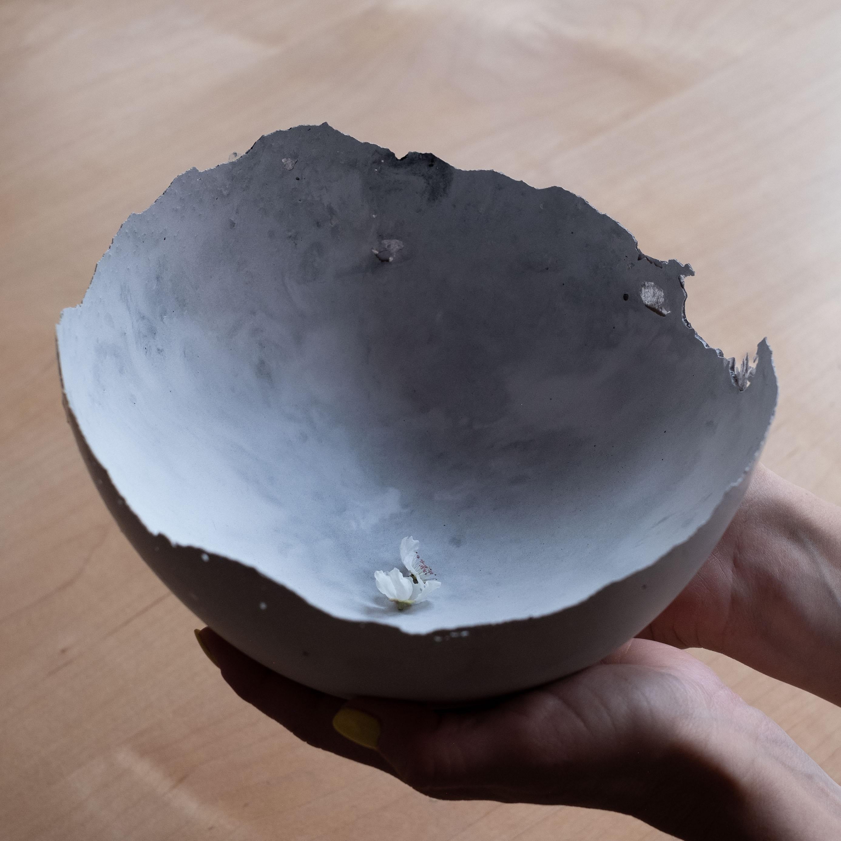 Une édition de 150 bols uniques, la Série béton d'UMÉ Studio exprime la tension entre le béton lourd et son arête délicate générée par le coulage à la main. Alors que l'on suppose que le béton devrait être solide et durable, il est, au fond,