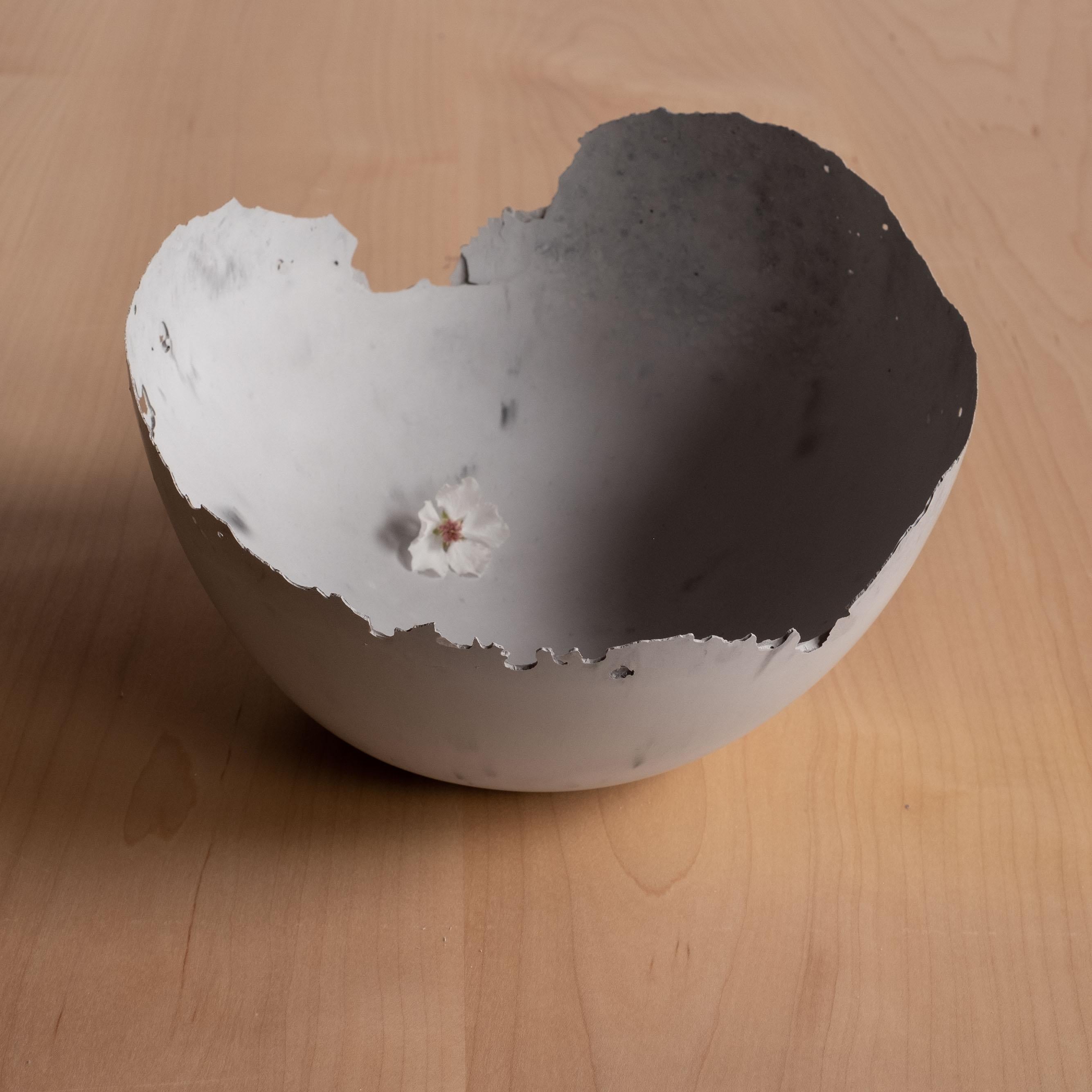 Bol gris en béton moulé à la main par UME Studio en vente 13