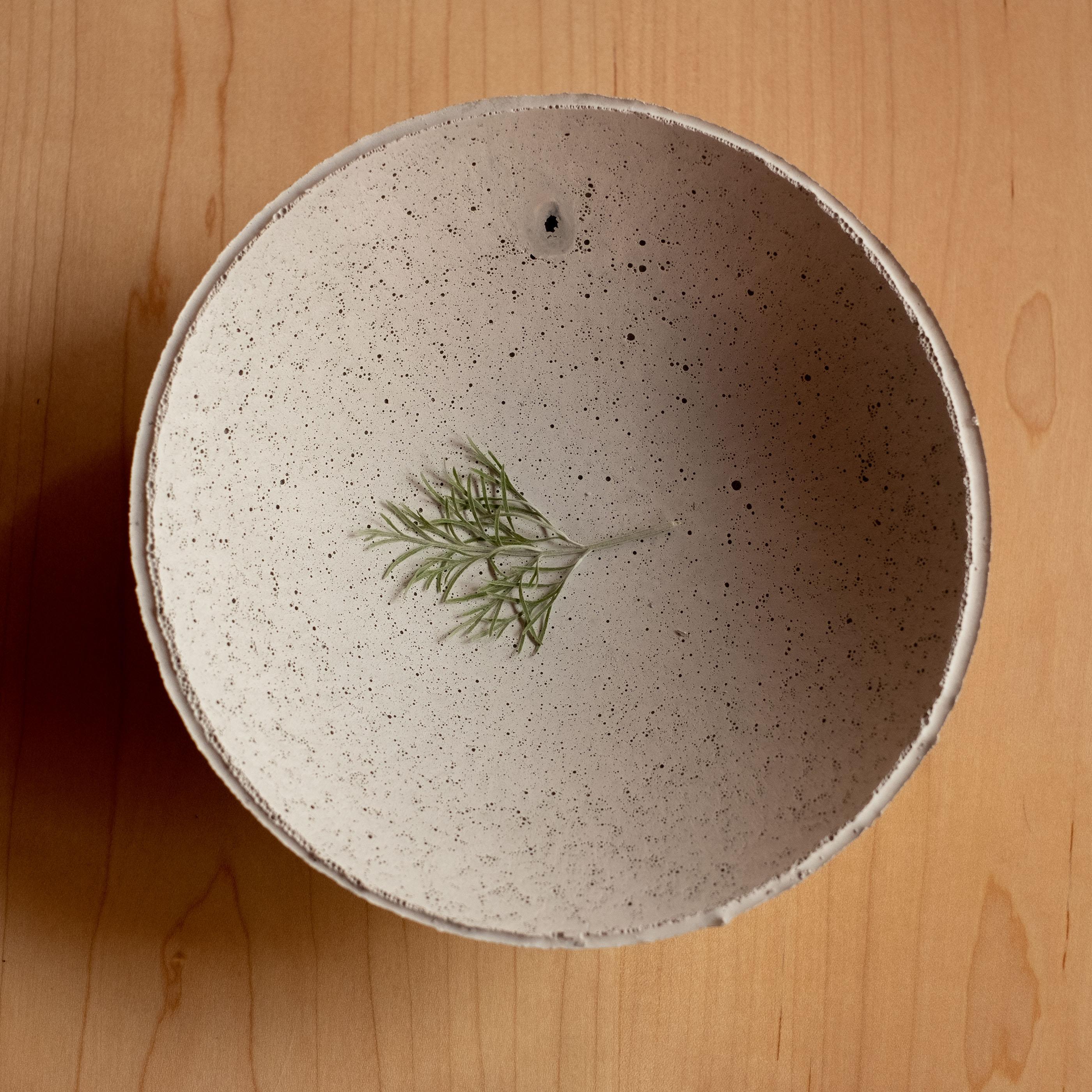 Cuenco de hormigón gris hecho a mano por UME Studio Estadounidense en venta