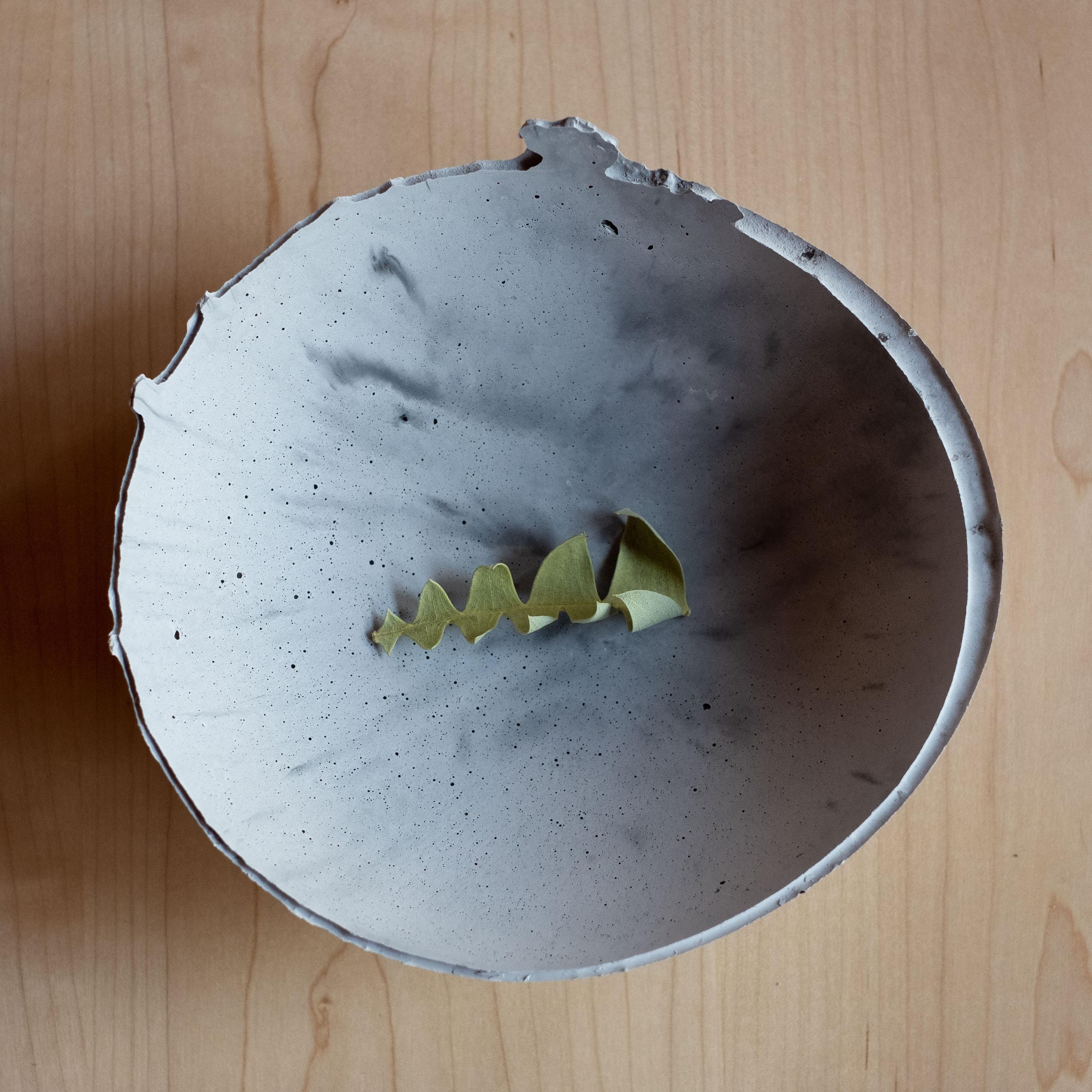 Américain Bol gris en béton moulé à la main par UME Studio en vente