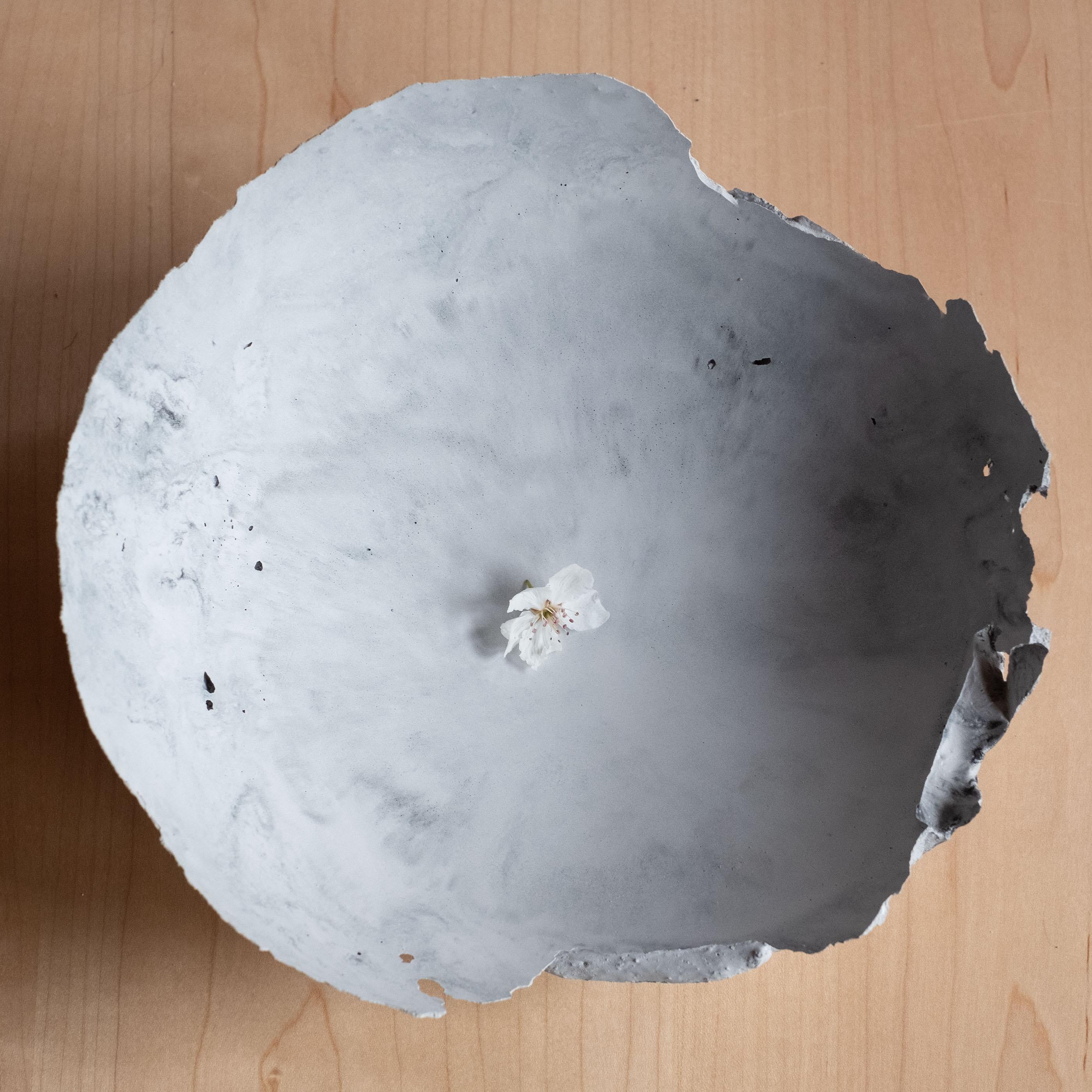 Americano Handmade Cast Concrete Bowl in Grey by UME Studio in vendita