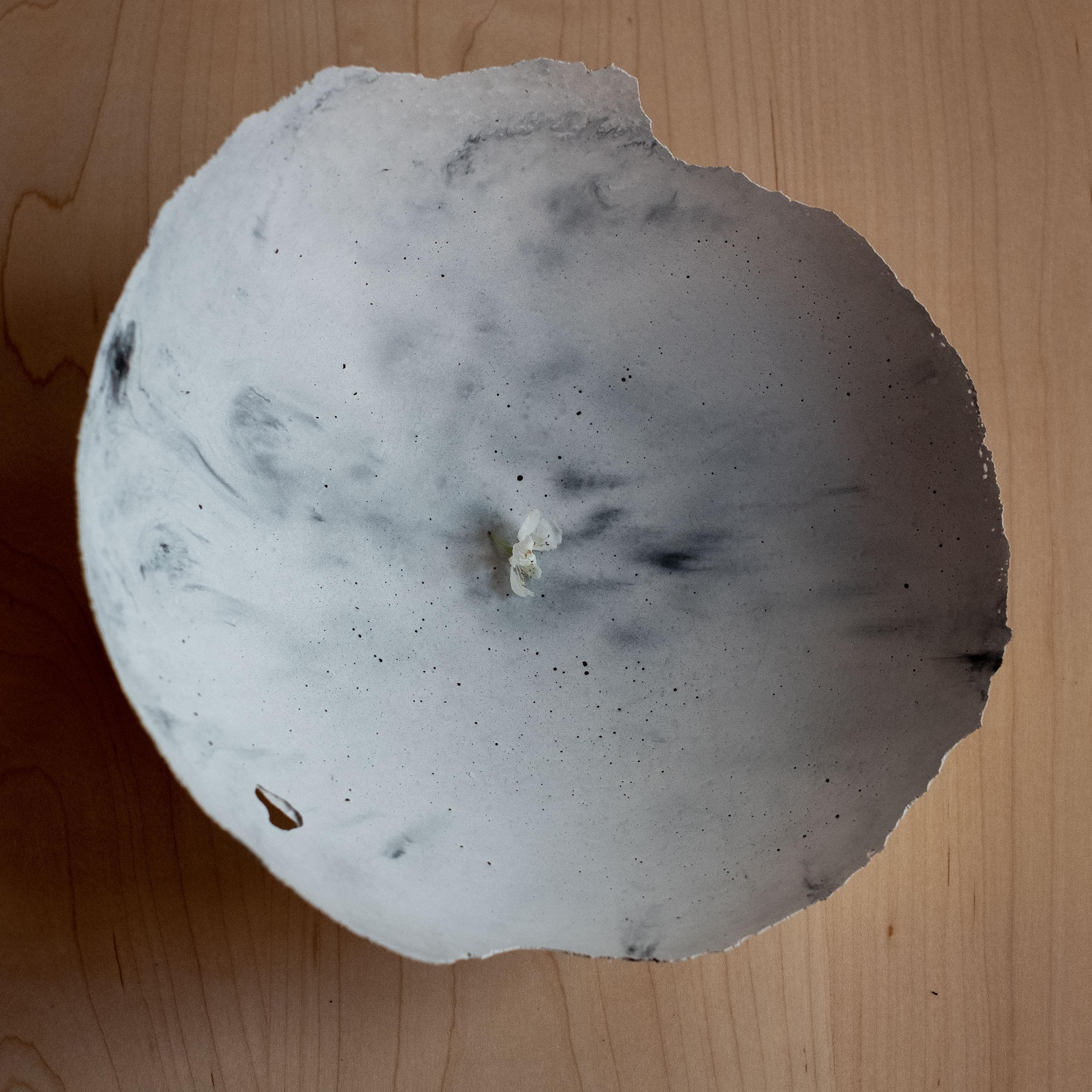 Américain Bol gris en béton moulé à la main par UME Studio en vente