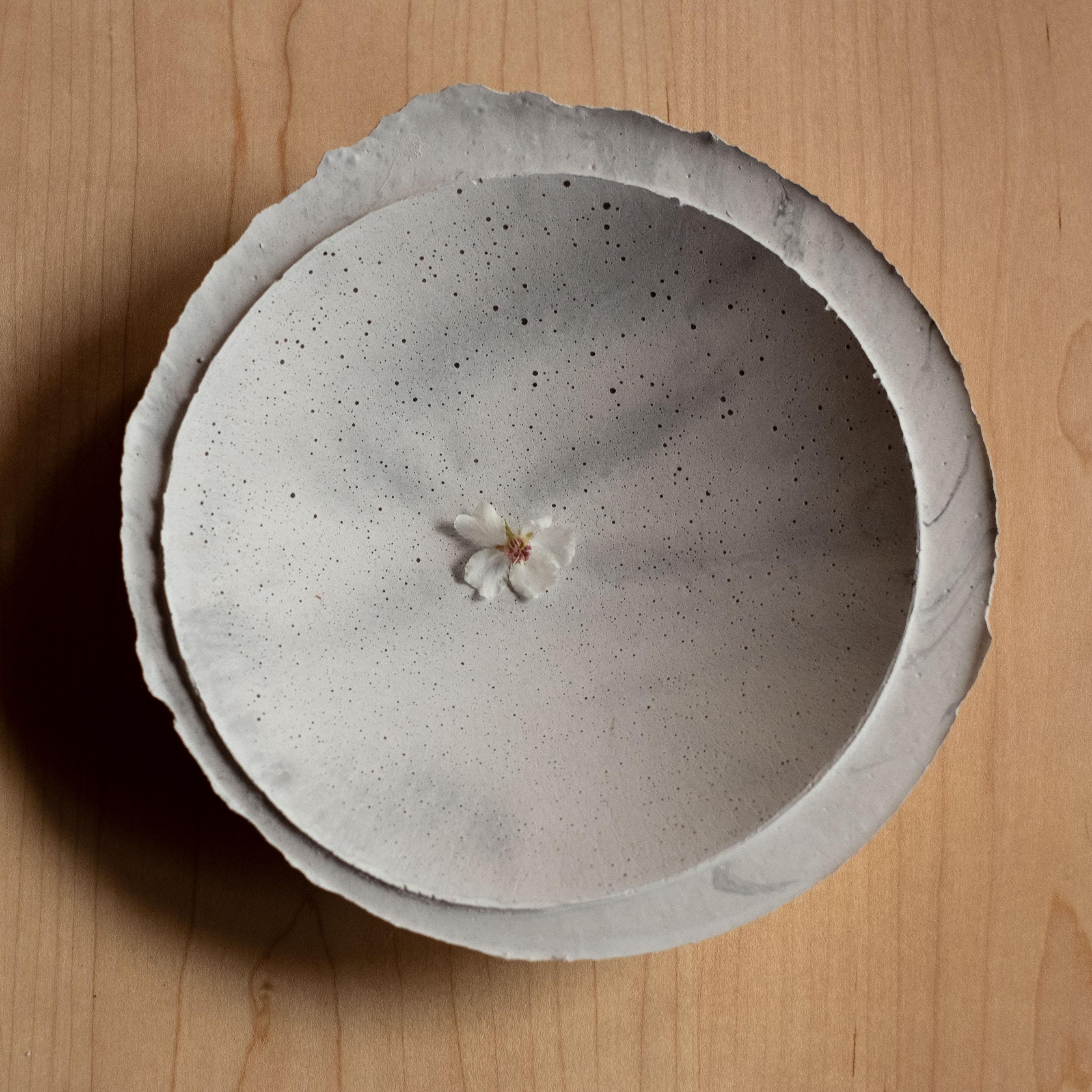 Handgefertigte Schale aus Gussbeton in Grau von UMÉ Studio (Gegossen) im Angebot