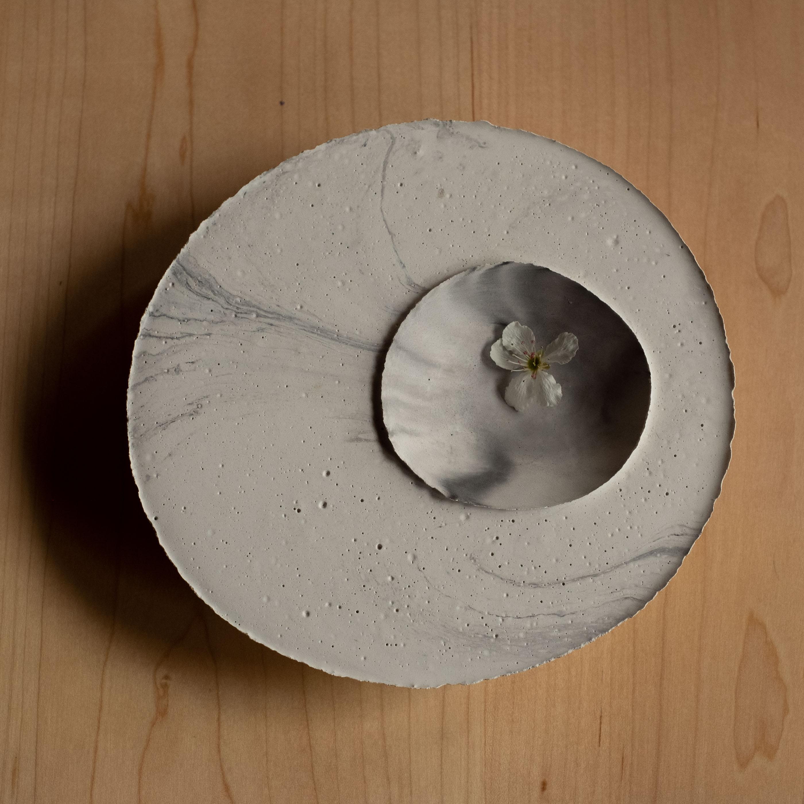 Handgefertigte Schale aus Gussbeton in Grau von UMÉ Studio (Gegossen) im Angebot