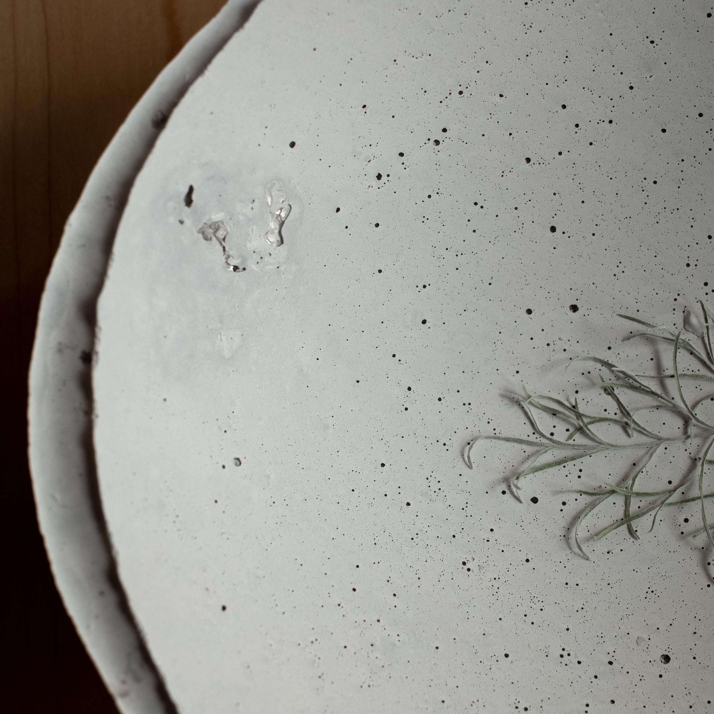 Moulage Bol gris en béton moulé à la main par UME Studio en vente