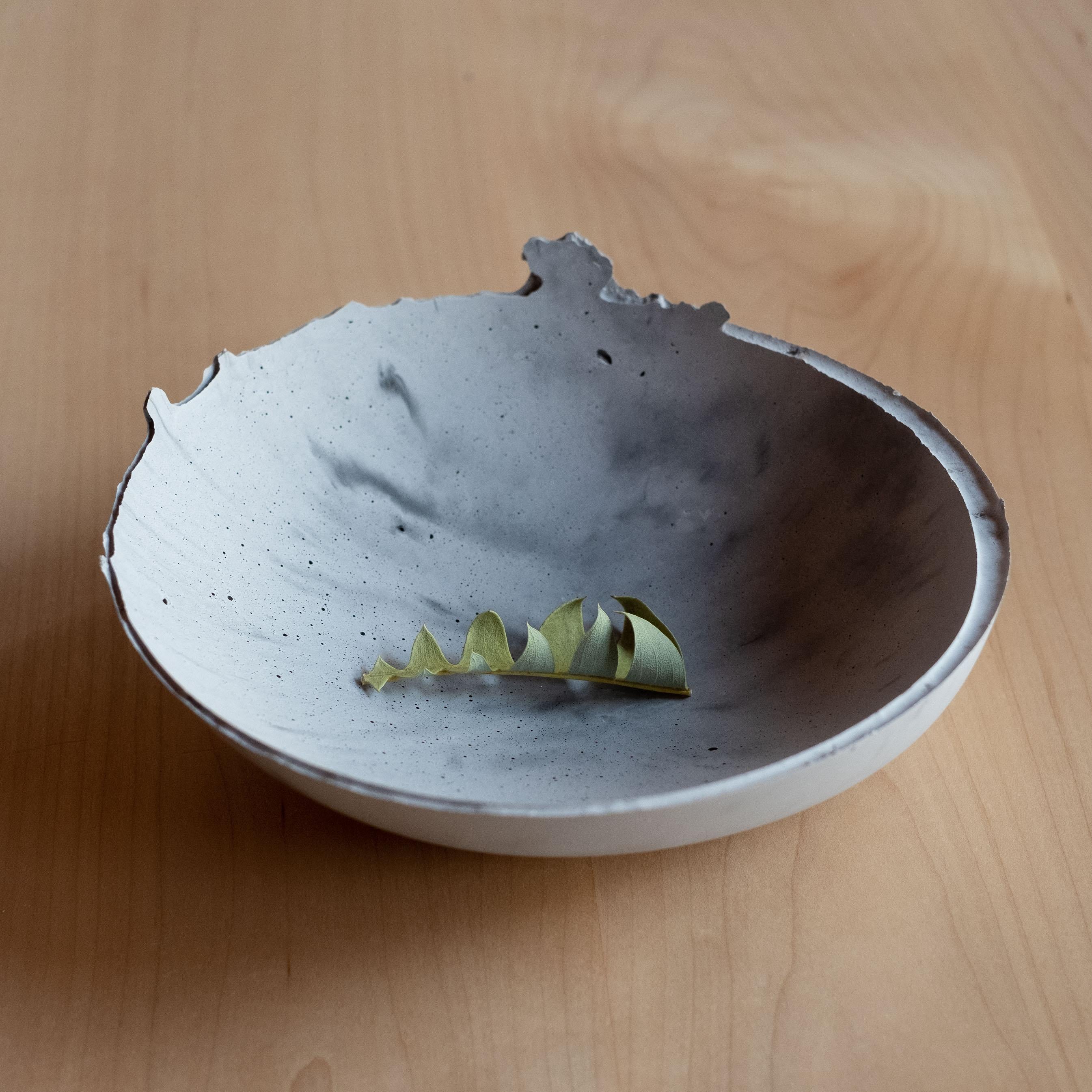 Moulage Bol gris en béton moulé à la main par UME Studio en vente
