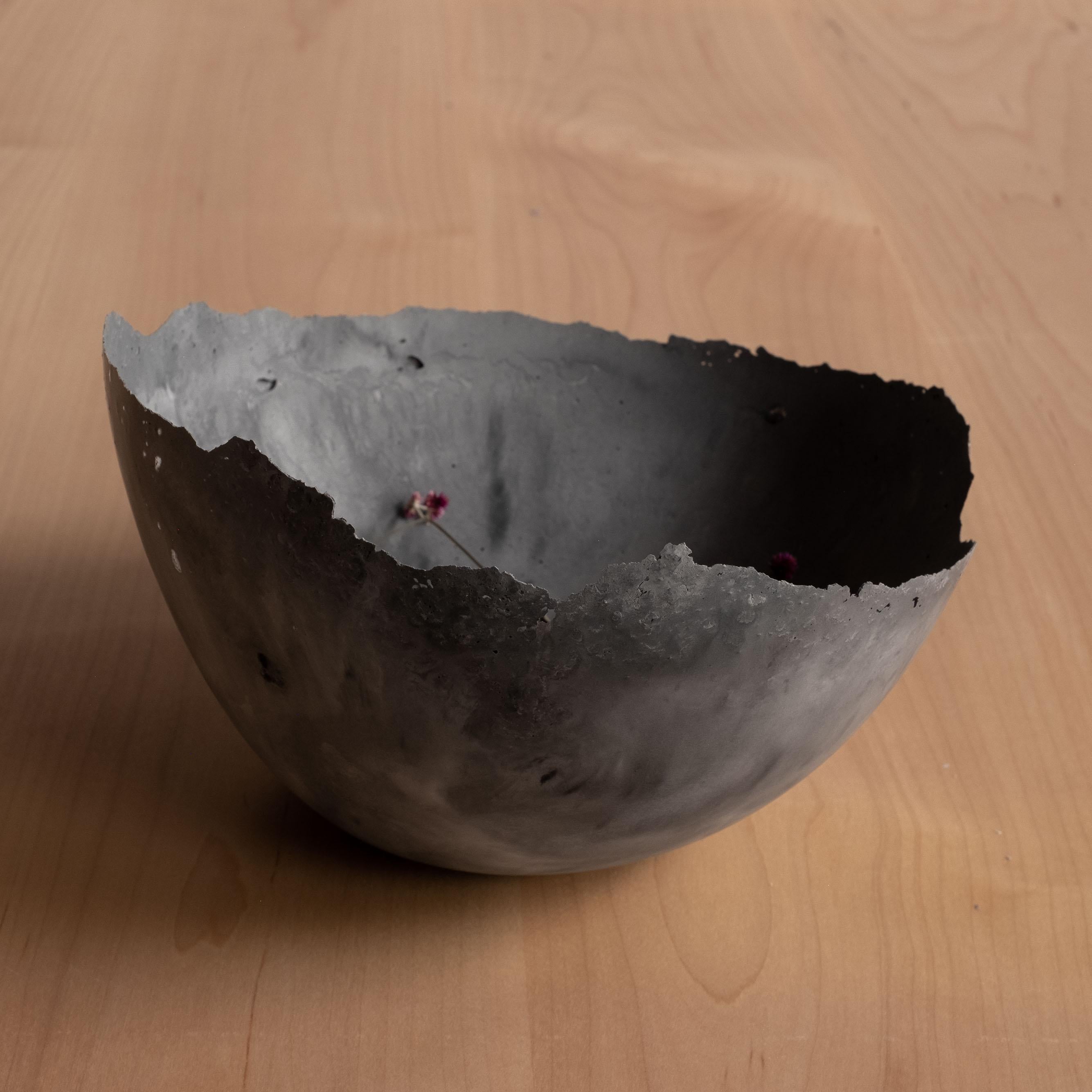 Moulage Bol gris en béton moulé à la main par UME Studio en vente