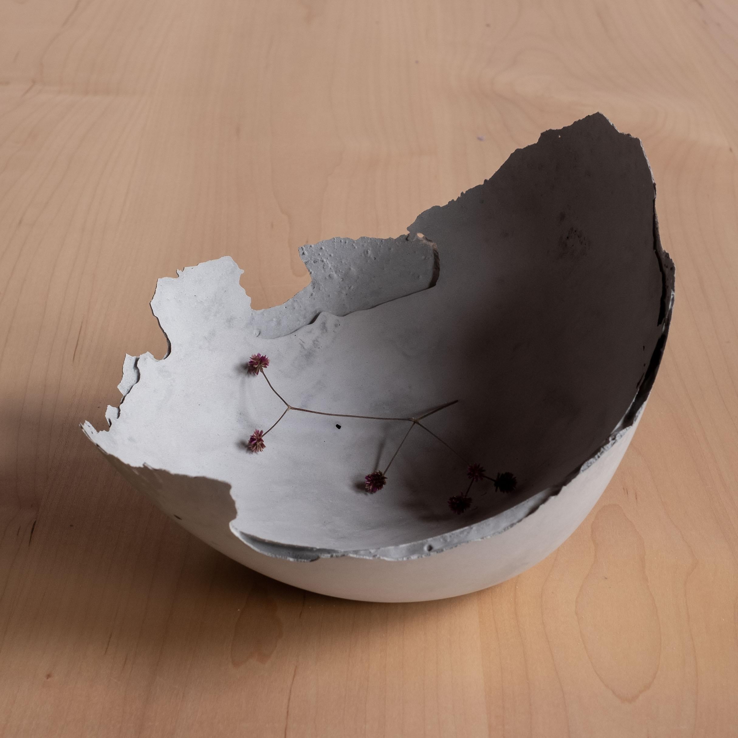Moulage Bol gris en béton moulé à la main par UME Studio en vente