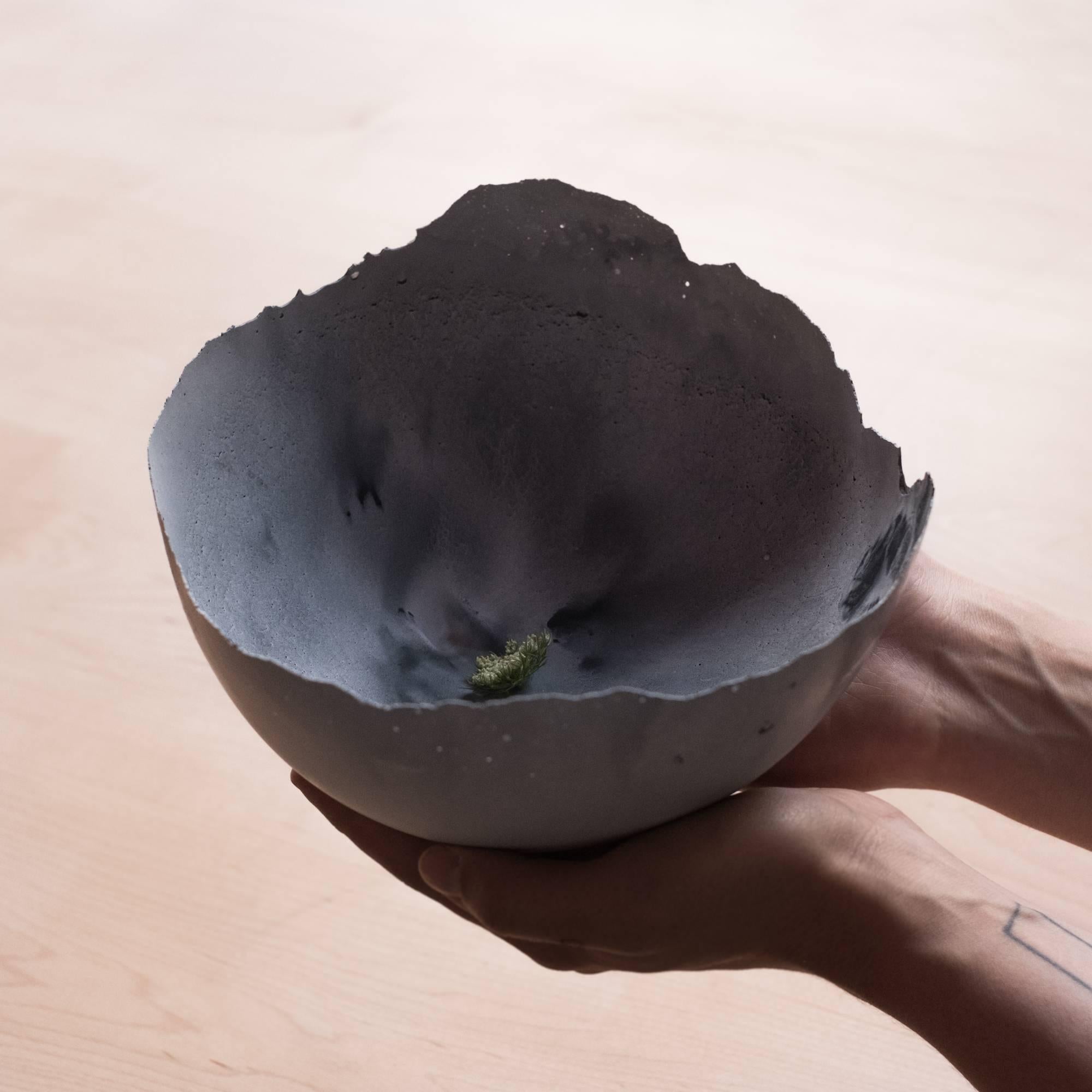 Bol en béton moulé gris fait à la main par UMÉ Studio Neuf - En vente à Oakland, CA