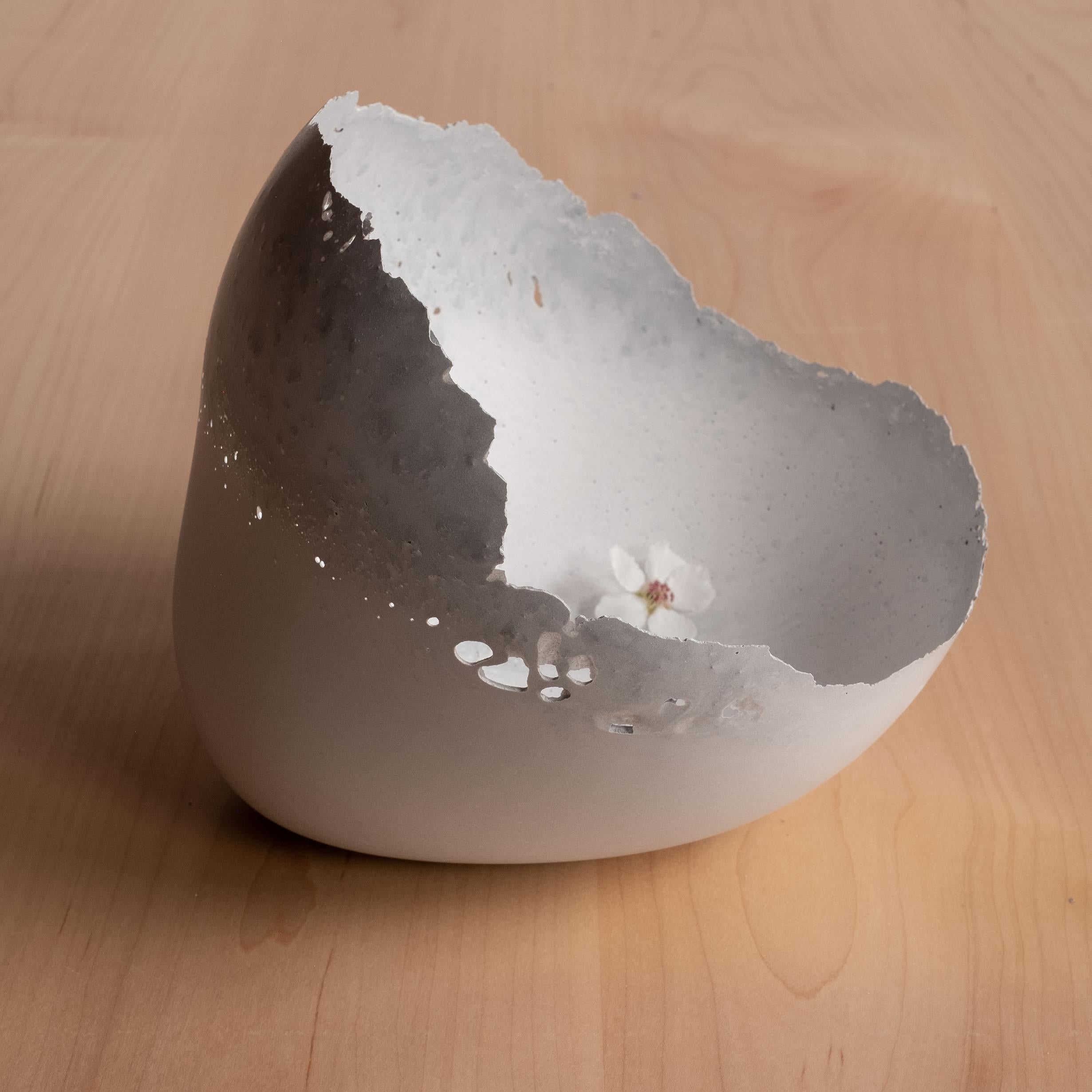 Handgefertigte Schale aus Gussbeton in Grau von Umé Studio im Zustand „Neu“ im Angebot in Oakland, CA