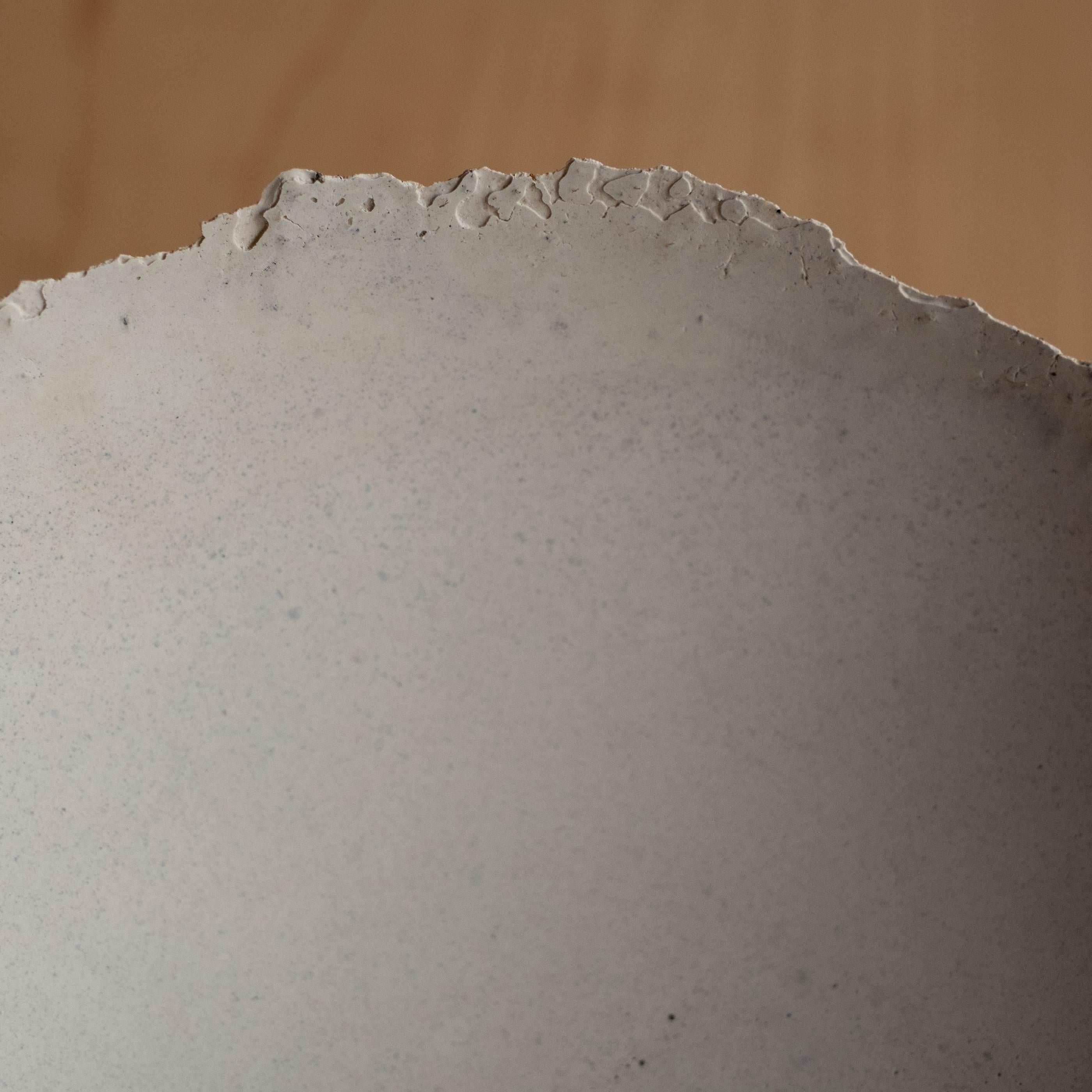 Bol gris en béton moulé à la main par UME Studio Neuf - En vente à Oakland, CA