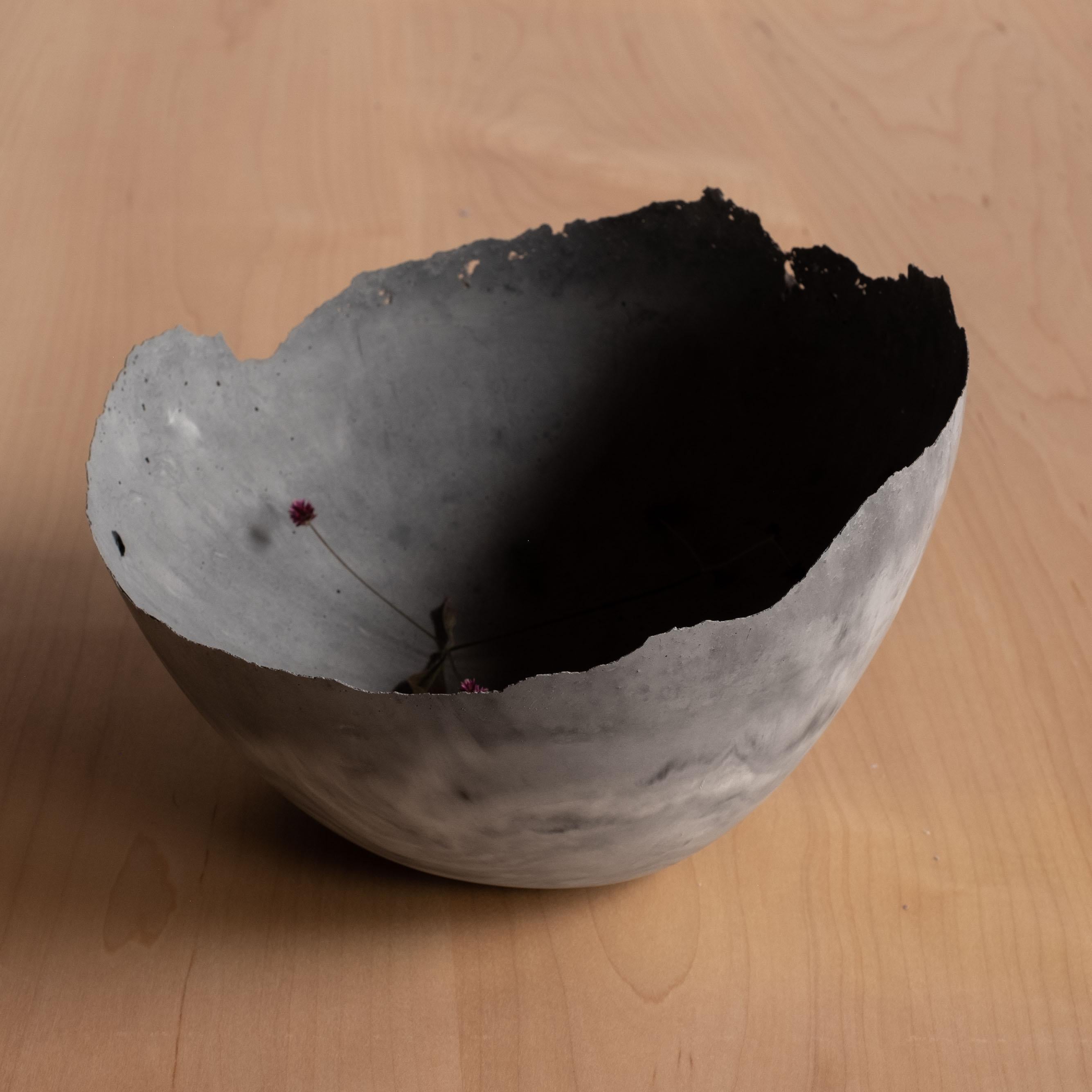 Bol gris en béton moulé à la main par UME Studio Neuf - En vente à Oakland, CA