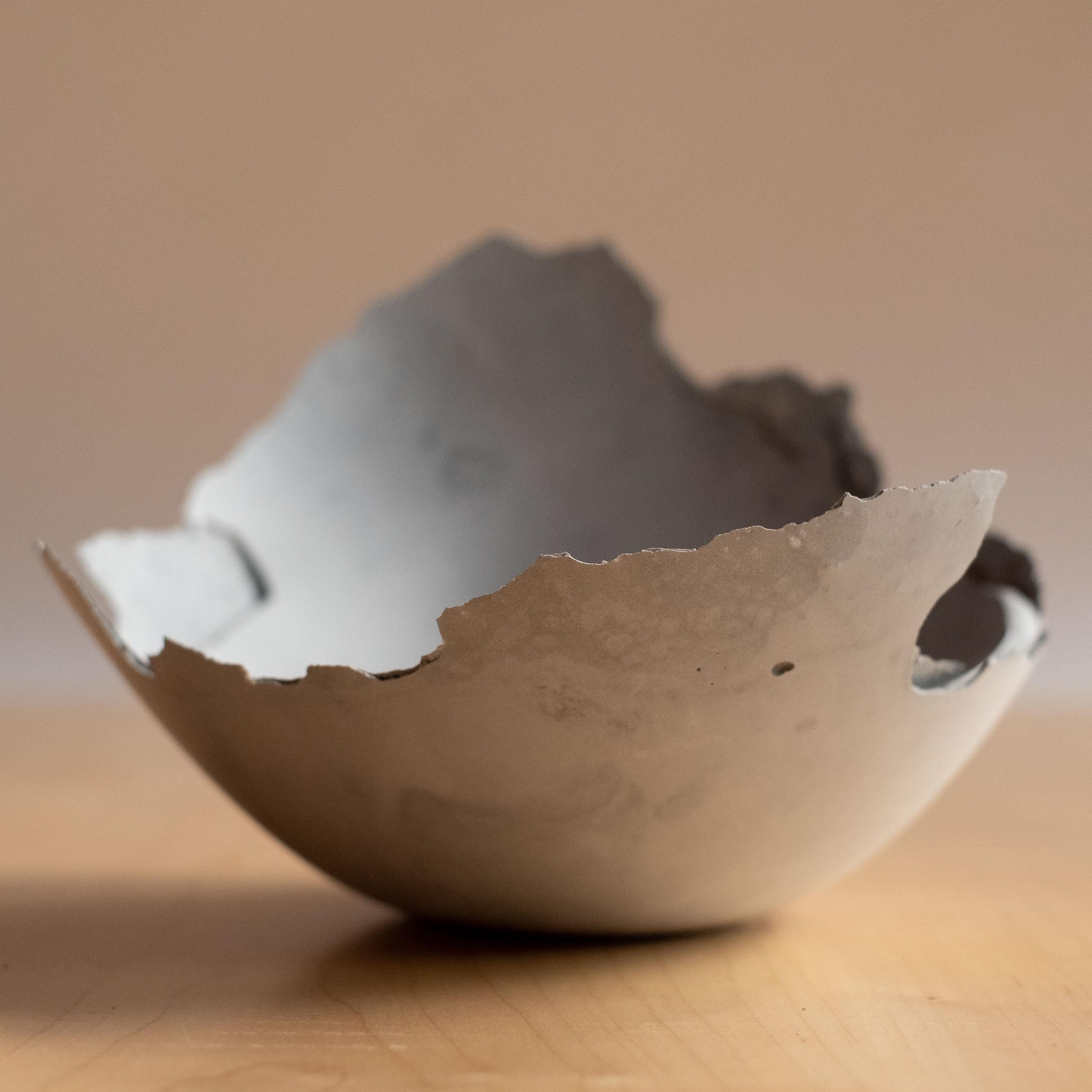 Bol gris en béton moulé à la main par UME Studio Neuf - En vente à Oakland, CA