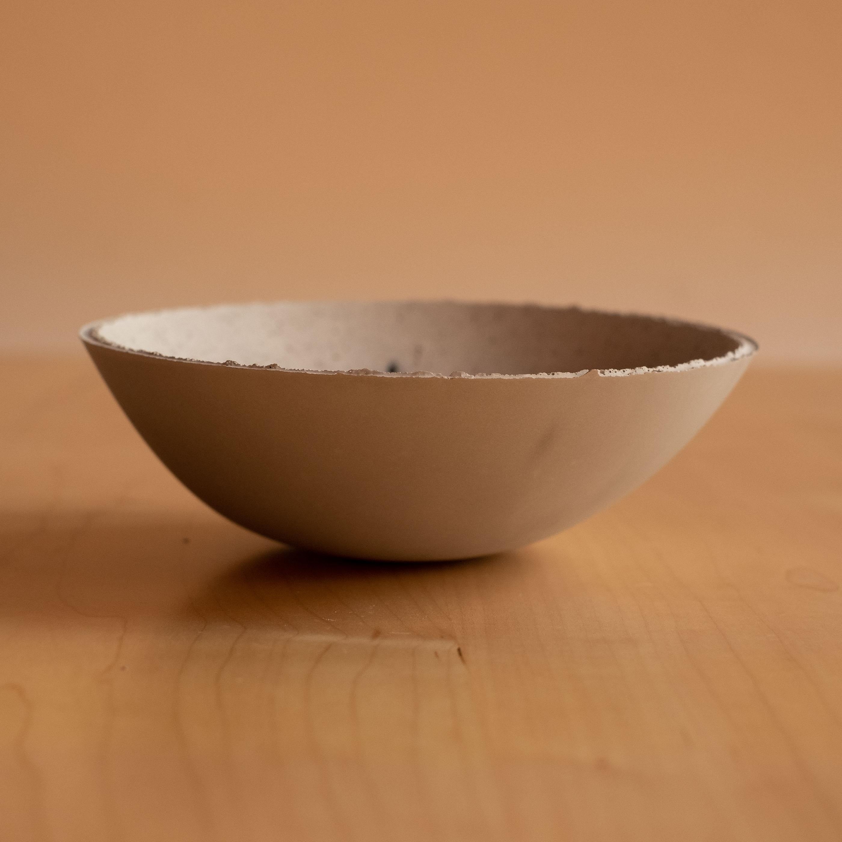 Cuenco de hormigón gris hecho a mano por UME Studio Siglo XXI y contemporáneo en venta