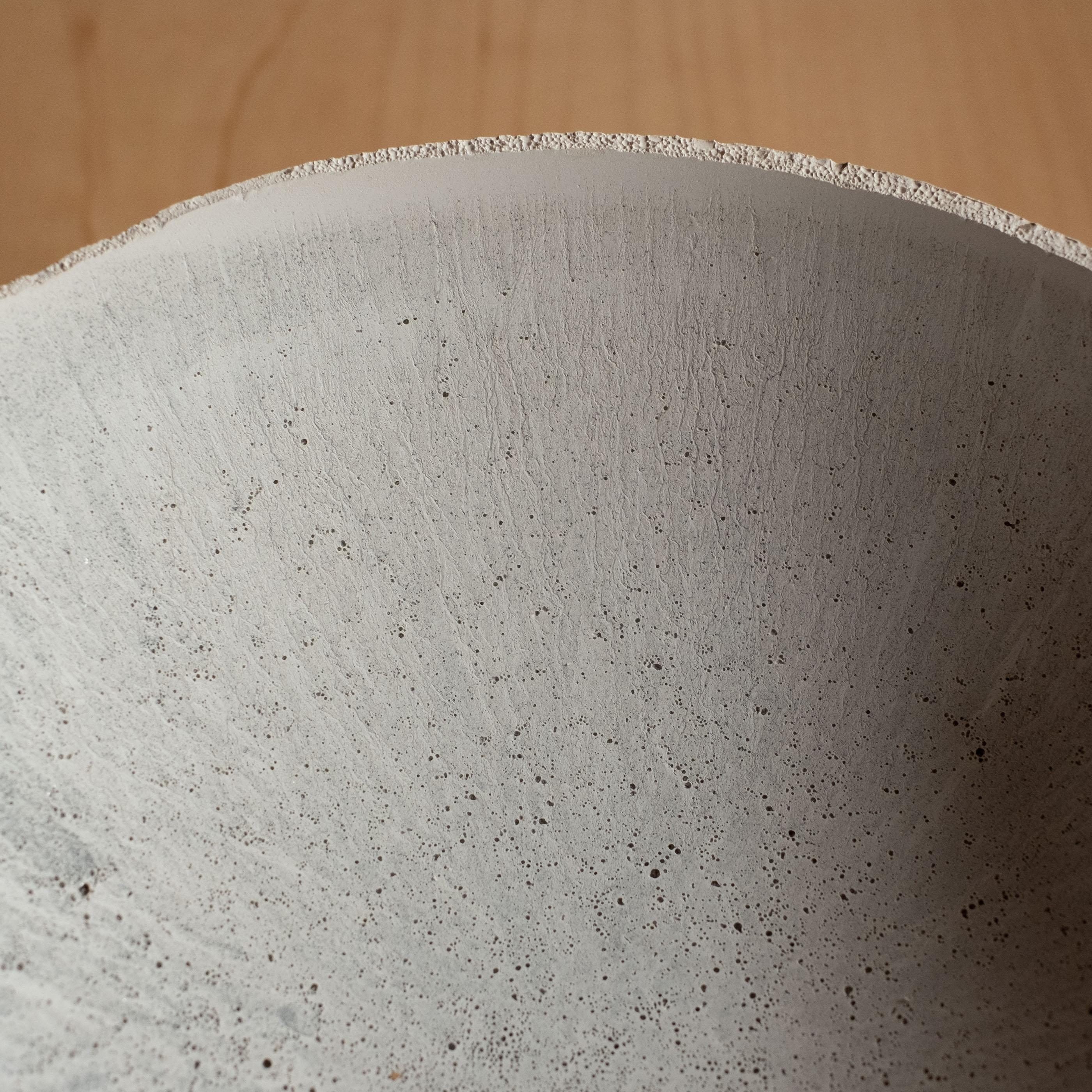 XXIe siècle et contemporain Bol gris en béton moulé à la main par UME Studio en vente