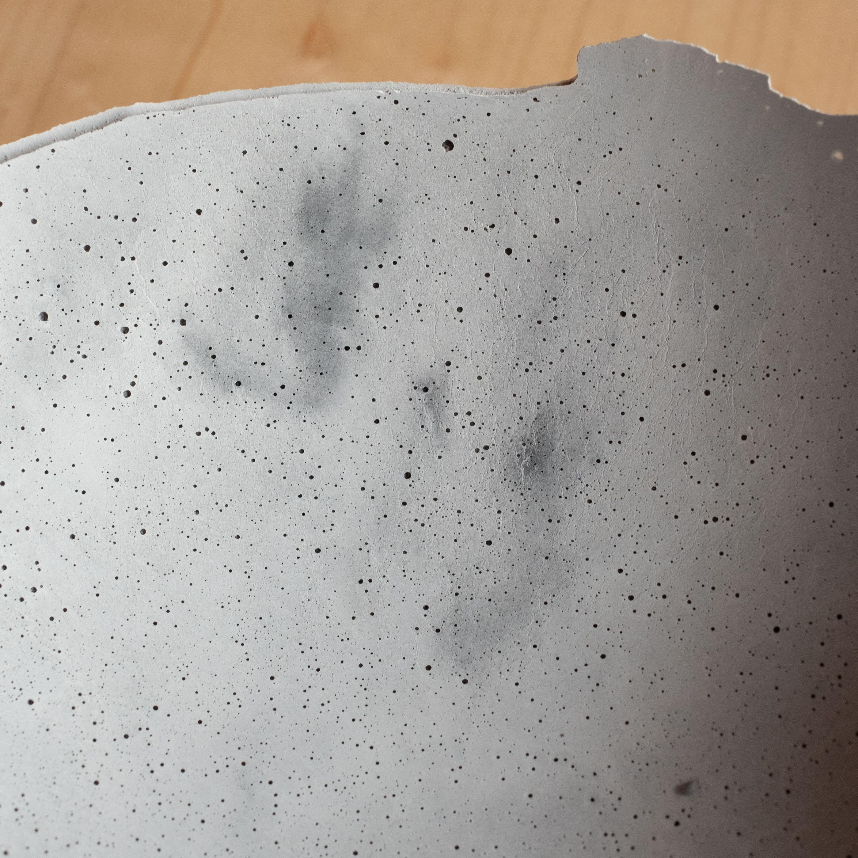 Handgefertigte Schale aus Gussbeton in Grau von UME Studio (21. Jahrhundert und zeitgenössisch) im Angebot