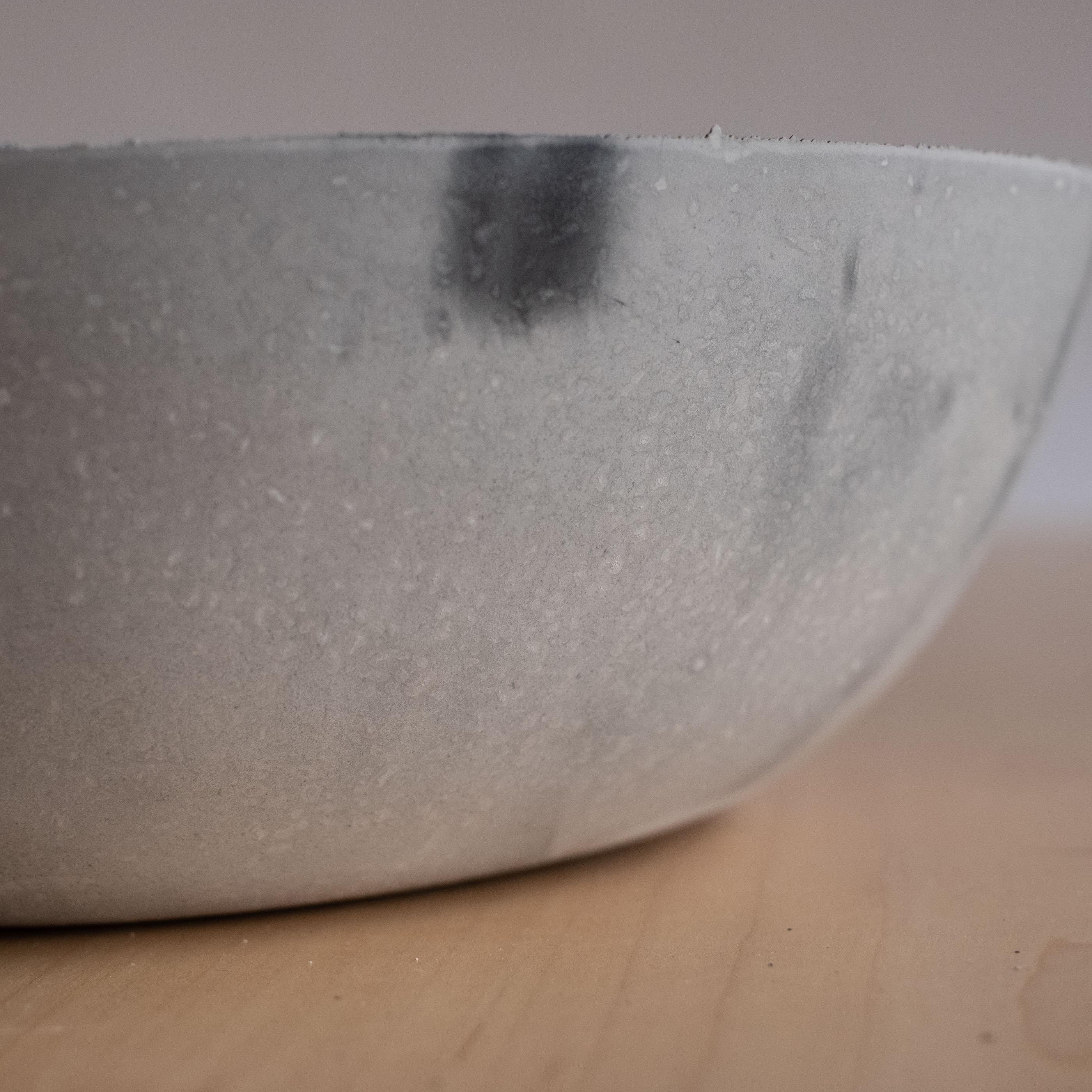 XXI secolo e contemporaneo Ciotola in cemento fuso a mano in grigio di UME Studio A in vendita