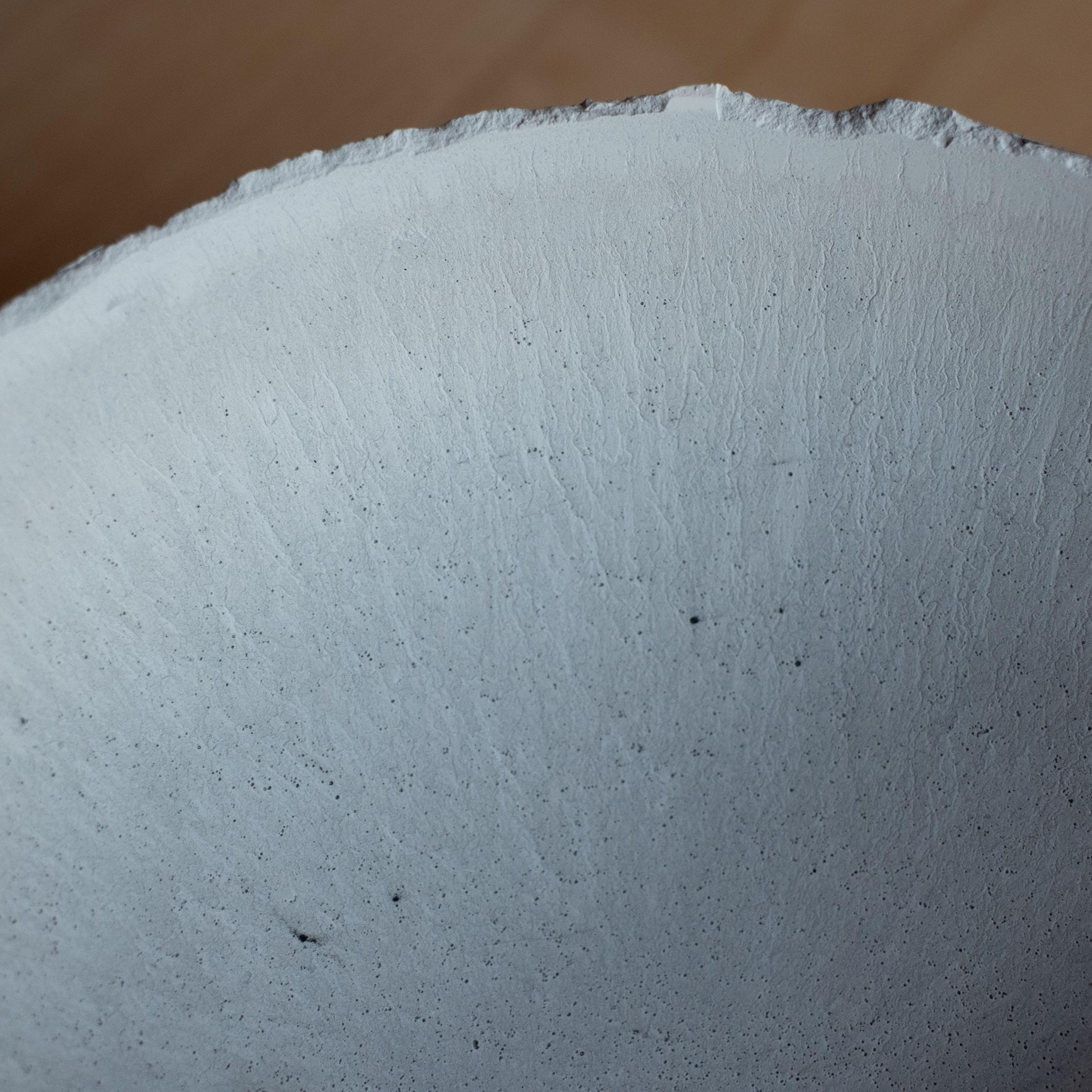 XXI secolo e contemporaneo Ciotola in cemento fuso a mano in grigio di UME Studio A in vendita