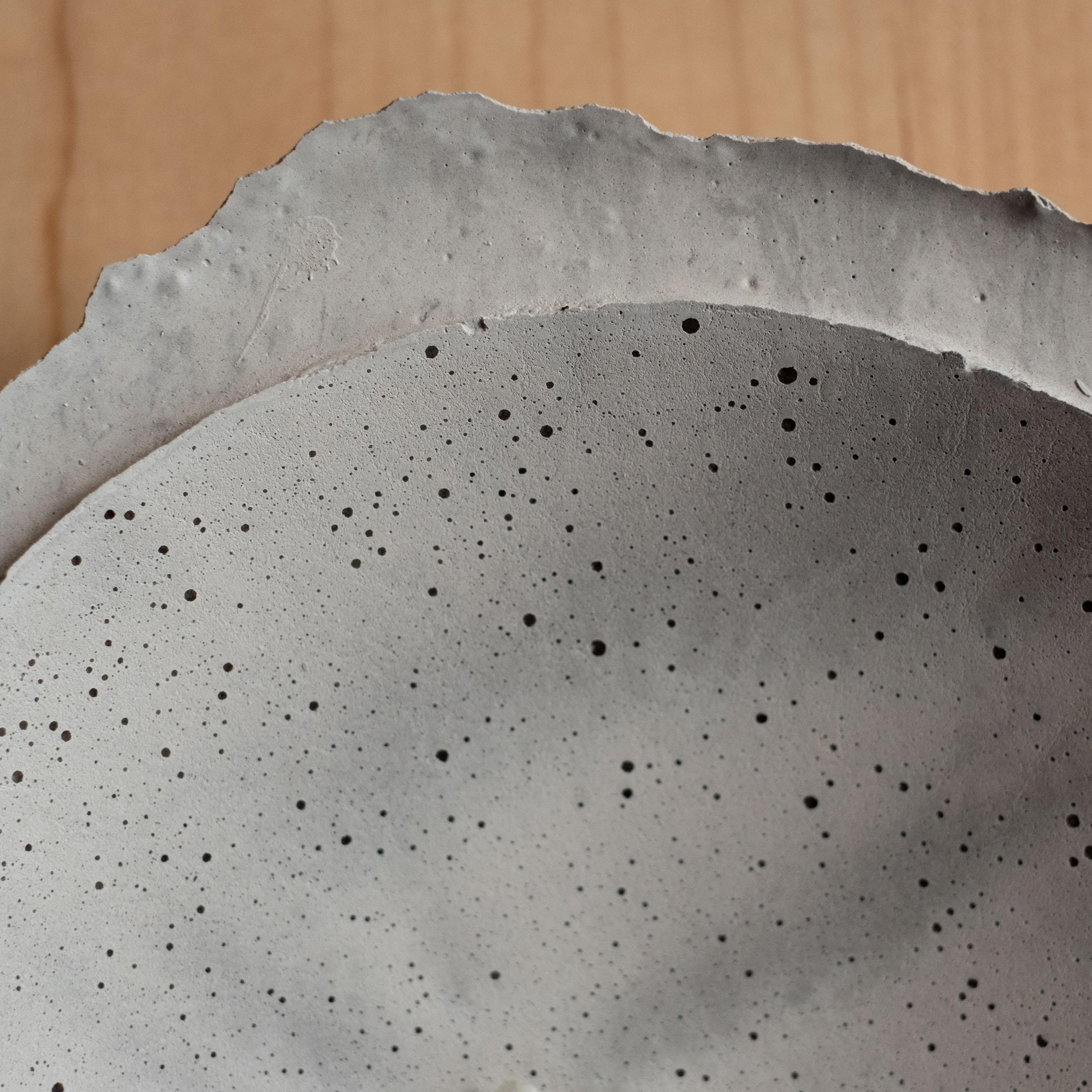 Handgefertigte Schale aus Gussbeton in Grau von UMÉ Studio (Beton) im Angebot