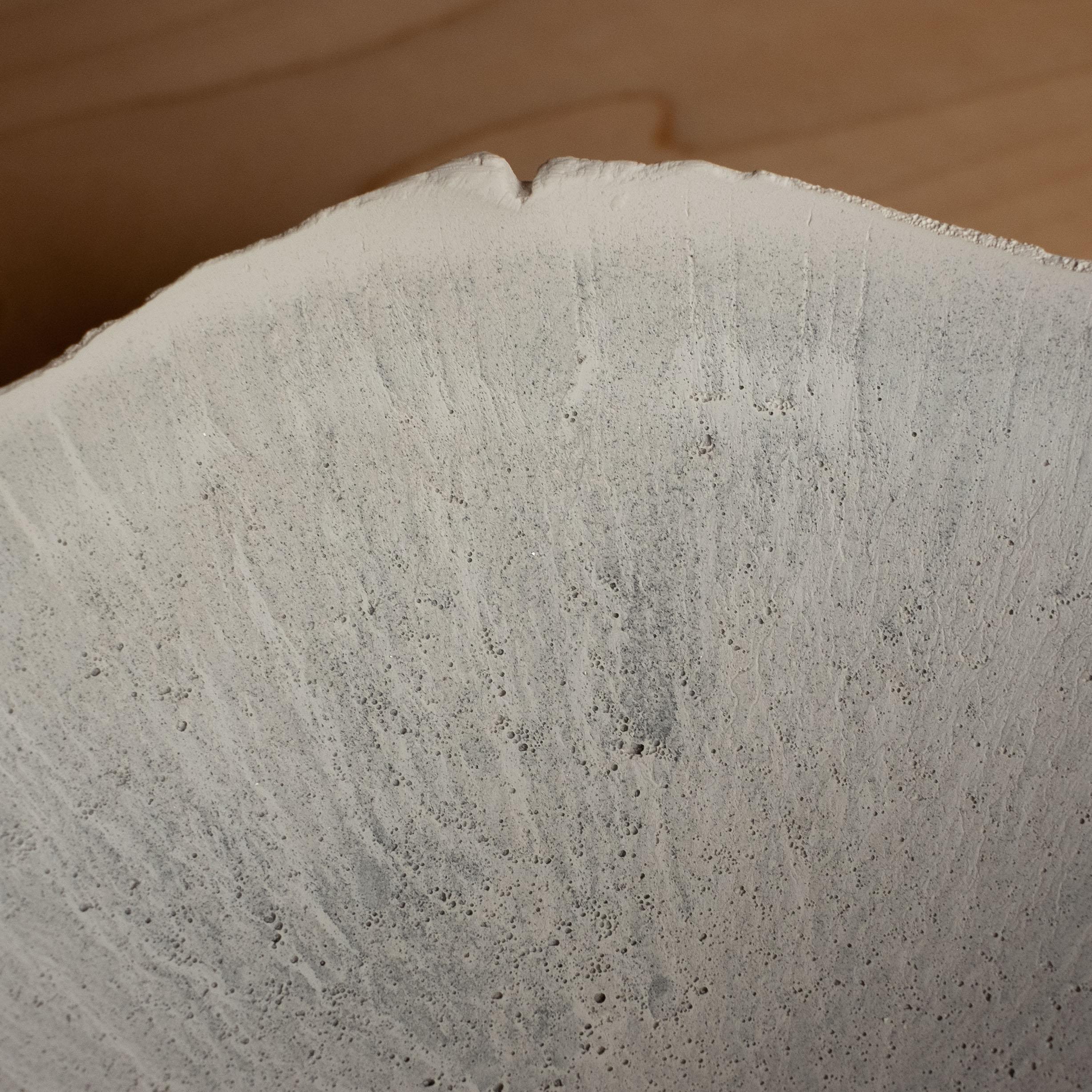 Béton Bol gris en béton moulé à la main par UME Studio en vente