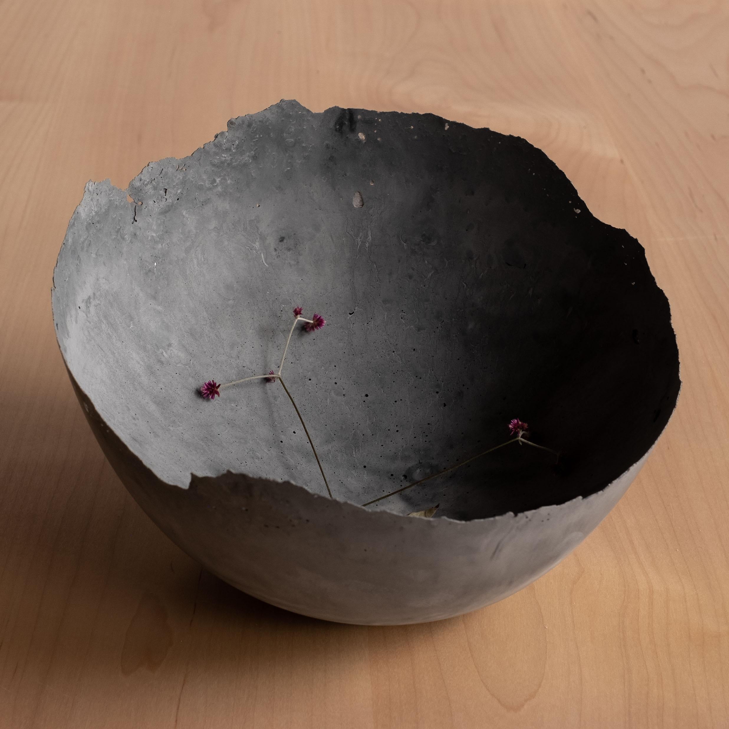 Béton Bol gris en béton moulé à la main par UME Studio en vente