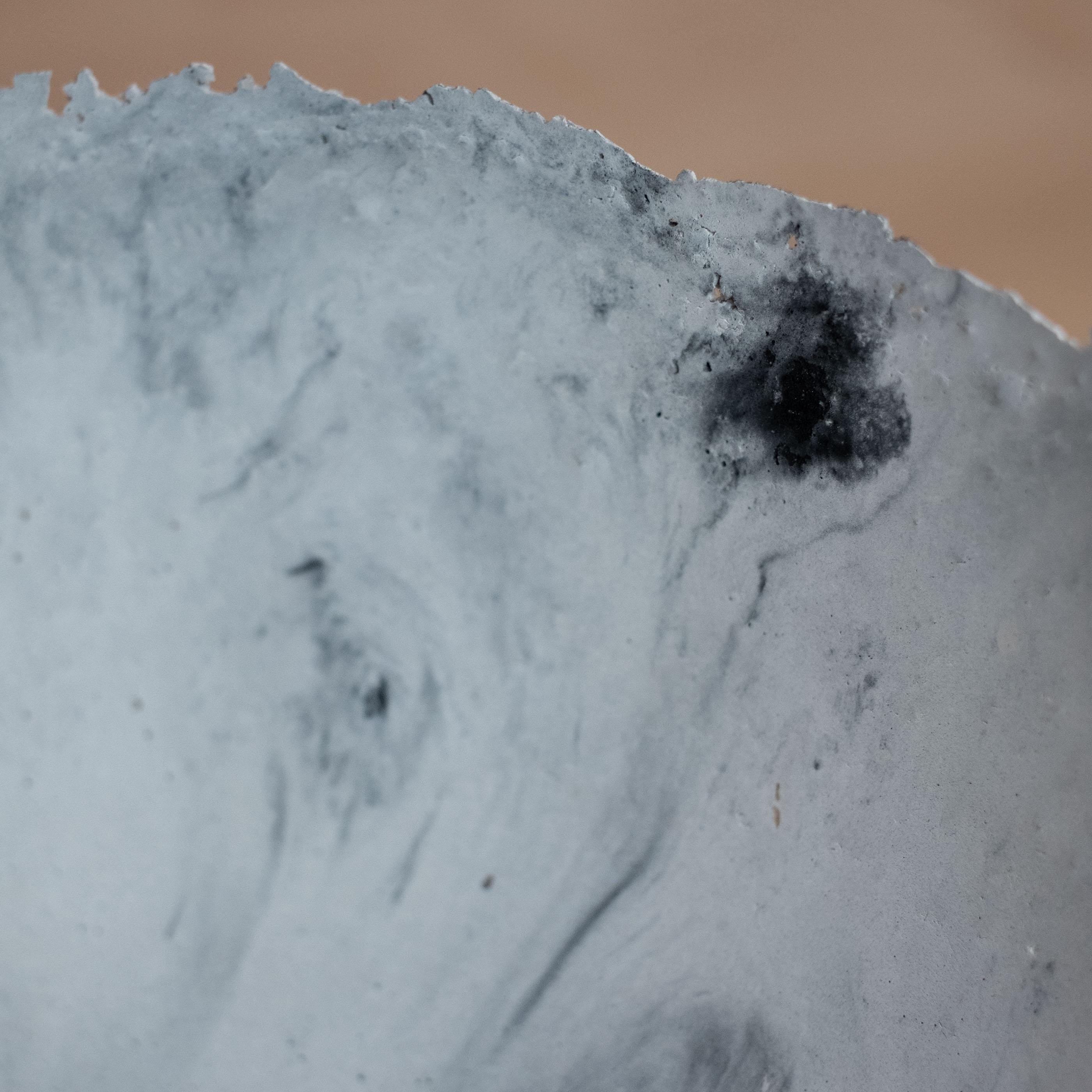 Béton Bol gris en béton moulé à la main par UME Studio en vente