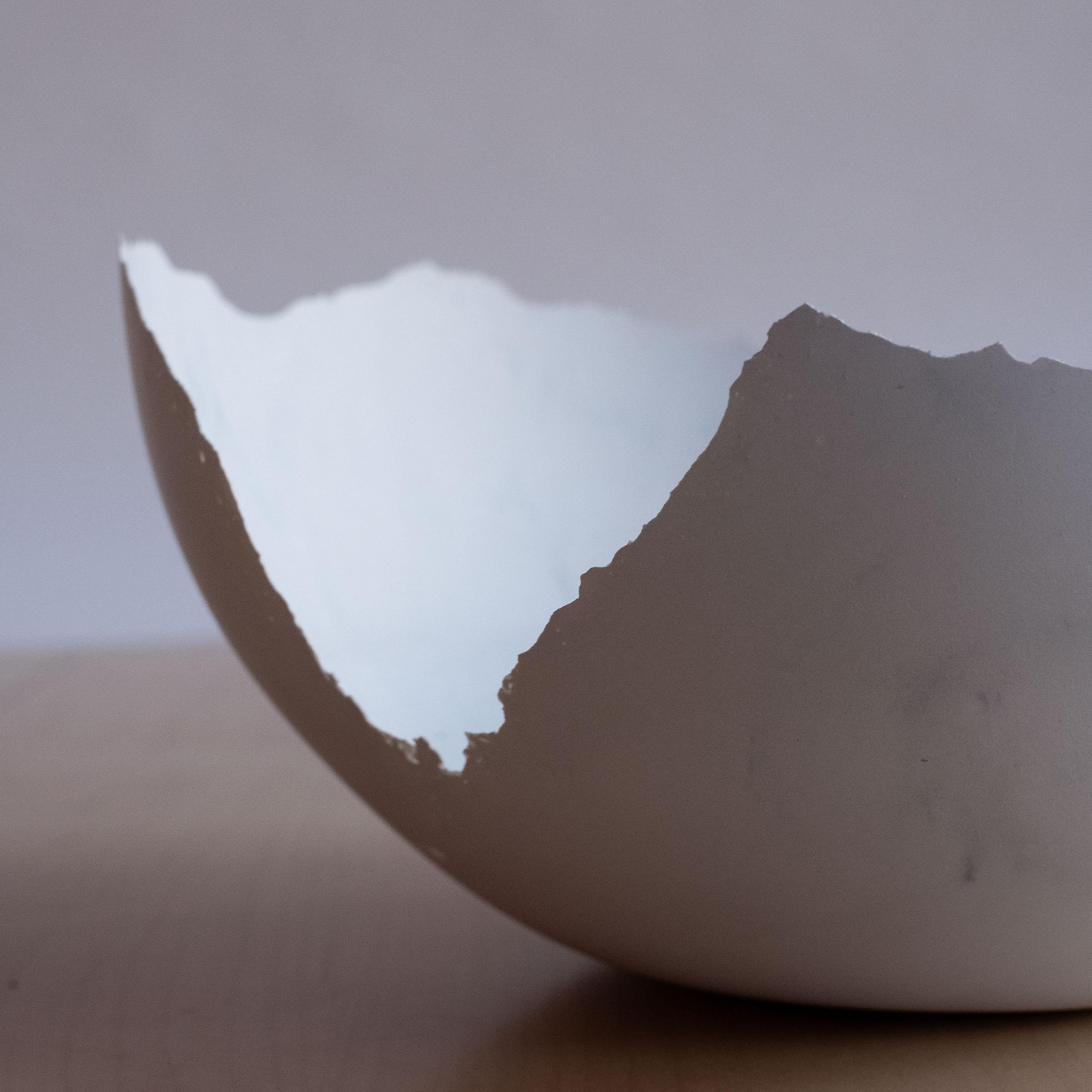 Handgefertigte Schale aus Gussbeton in Grau von UMÉ Studio im Angebot 1