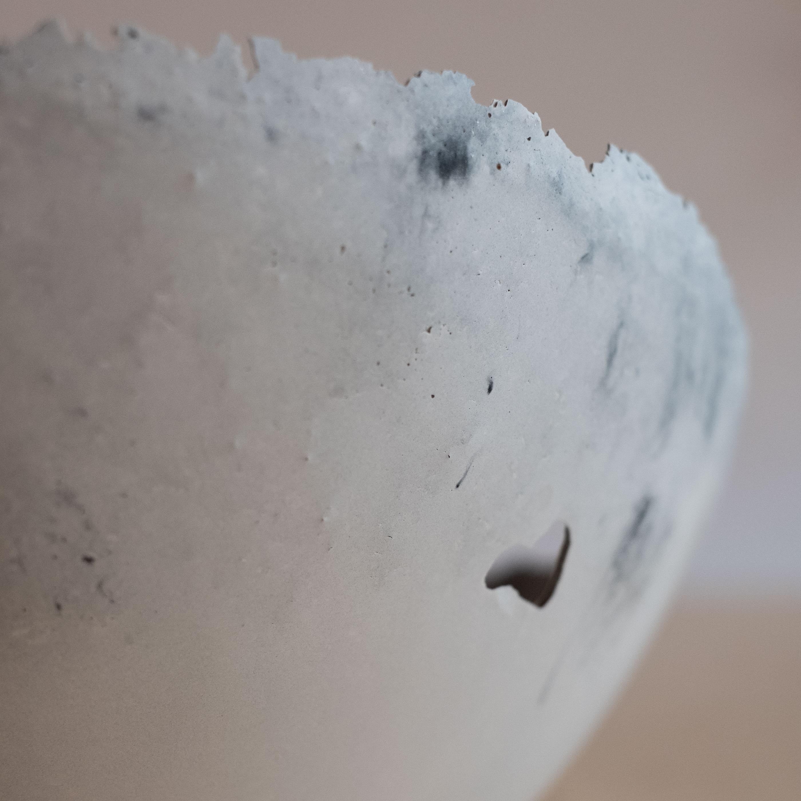 Bol gris en béton moulé à la main par UME Studio en vente 2