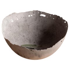Bol gris en béton moulé à la main par UME Studio