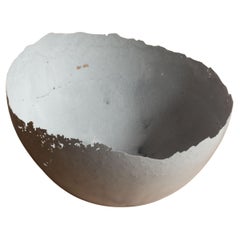 Bol gris en béton moulé à la main par UME Studio
