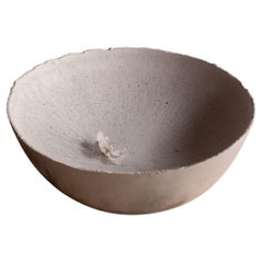 Bol gris en béton moulé à la main par UME Studio