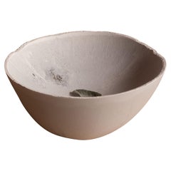 Bol gris en béton moulé à la main par UME Studio